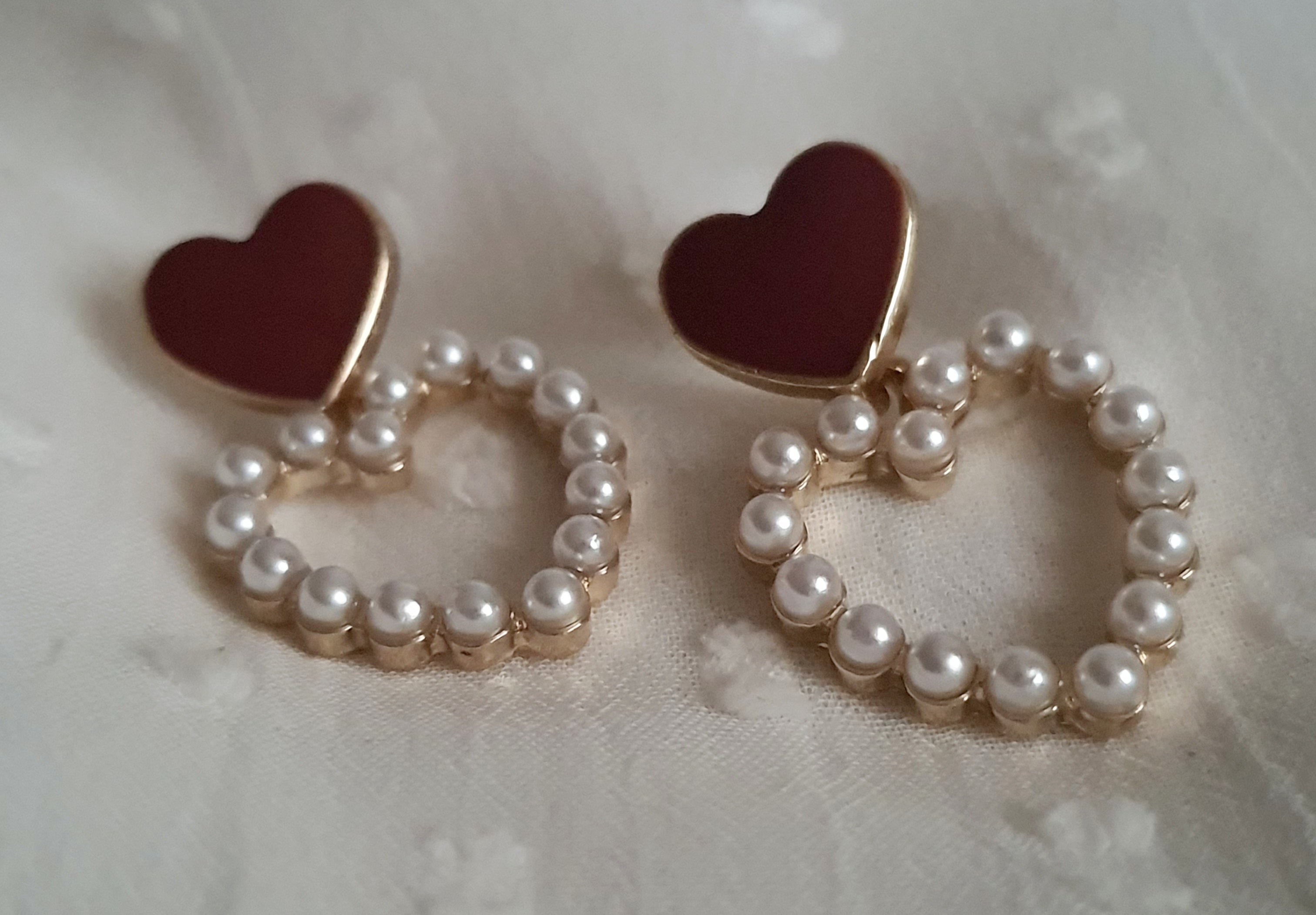 Kolczyki damskie ze stali nierdzewnej, złota oprawa, górny element w kształcie czerwonego serca, dolny element – serce z perełek, długość 3 cm, styl romantyczny glamour, Rouge Bizu.