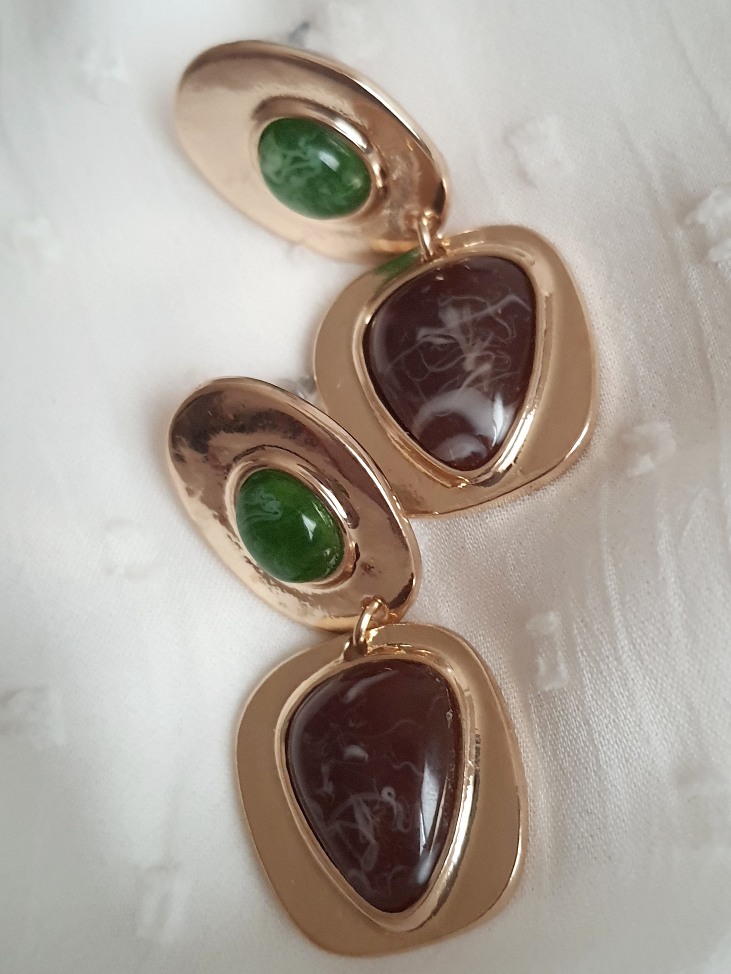 Kolczyki damskie ze stali nierdzewnej, długość 4 cm, złota oprawa, zielone kamienie o szklanym połysku i brązowe kamienie o nieregularnym wzorze, styl artystyczny glamour, Rouge Bizu.