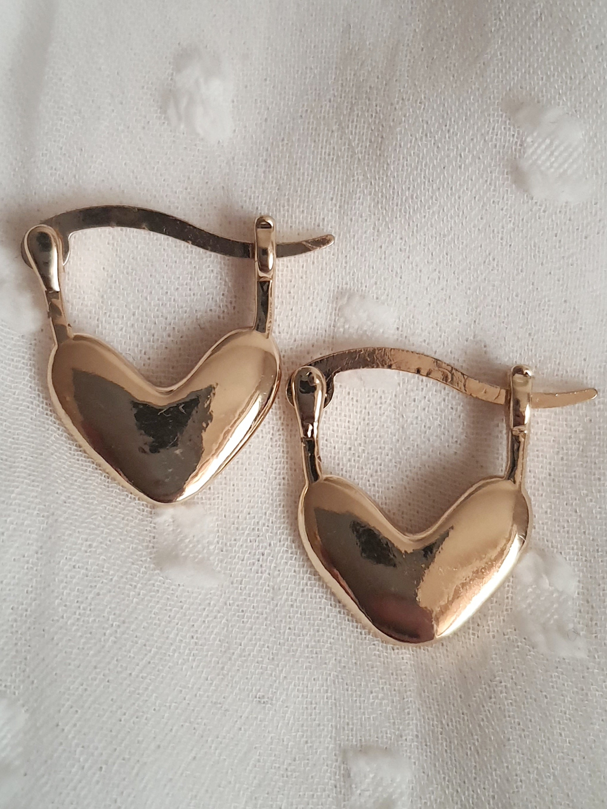 Kolczyki damskie ze stali nierdzewnej, złote serca, rozmiar 1,6 cm, prosta i elegancka forma, minimalistyczny romantyczny styl glamour, Rouge Bizu.