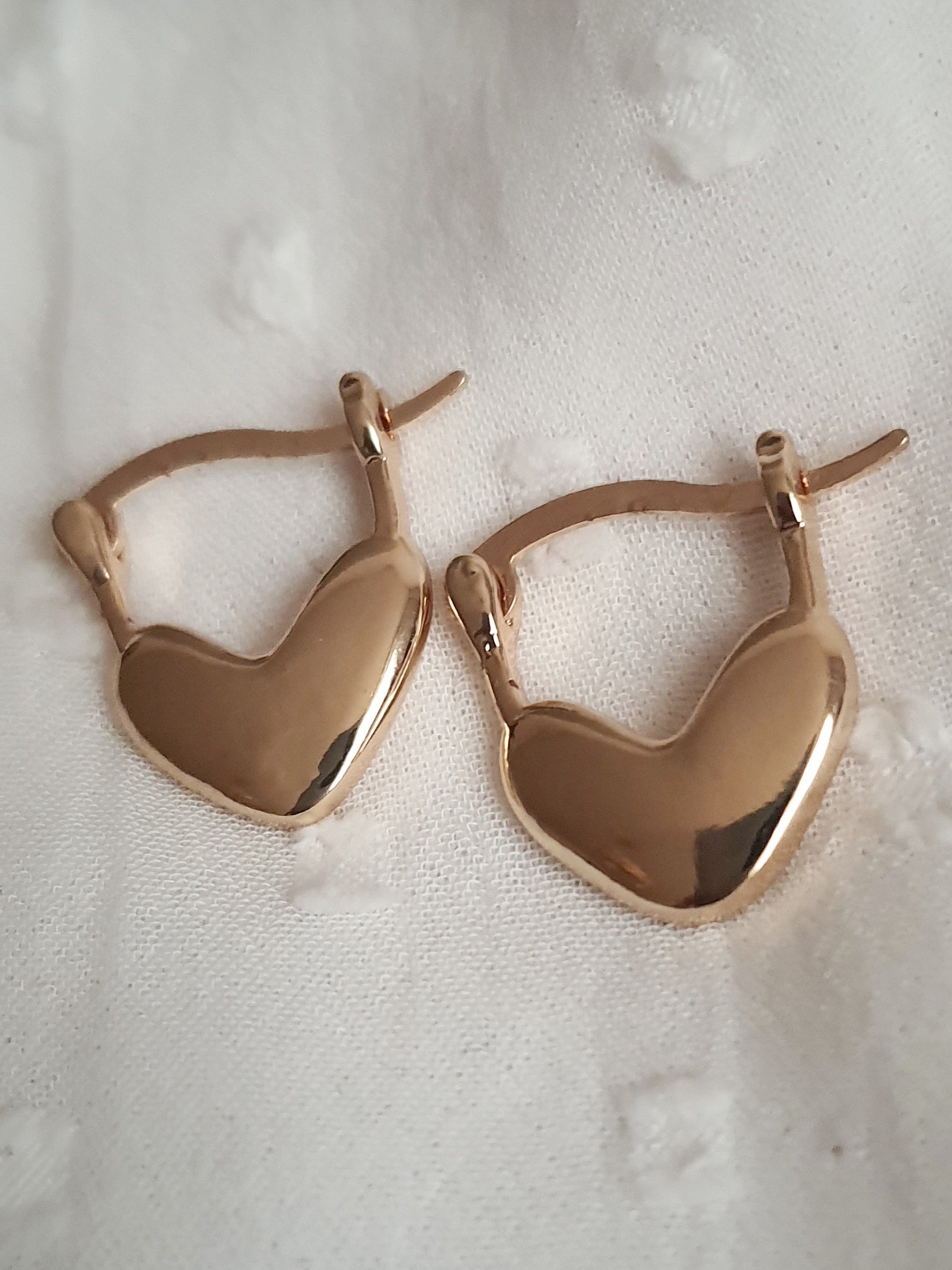 Kolczyki damskie ze stali nierdzewnej, złote serca, rozmiar 1,6 cm, prosta i elegancka forma, minimalistyczny romantyczny styl glamour, Rouge Bizu.