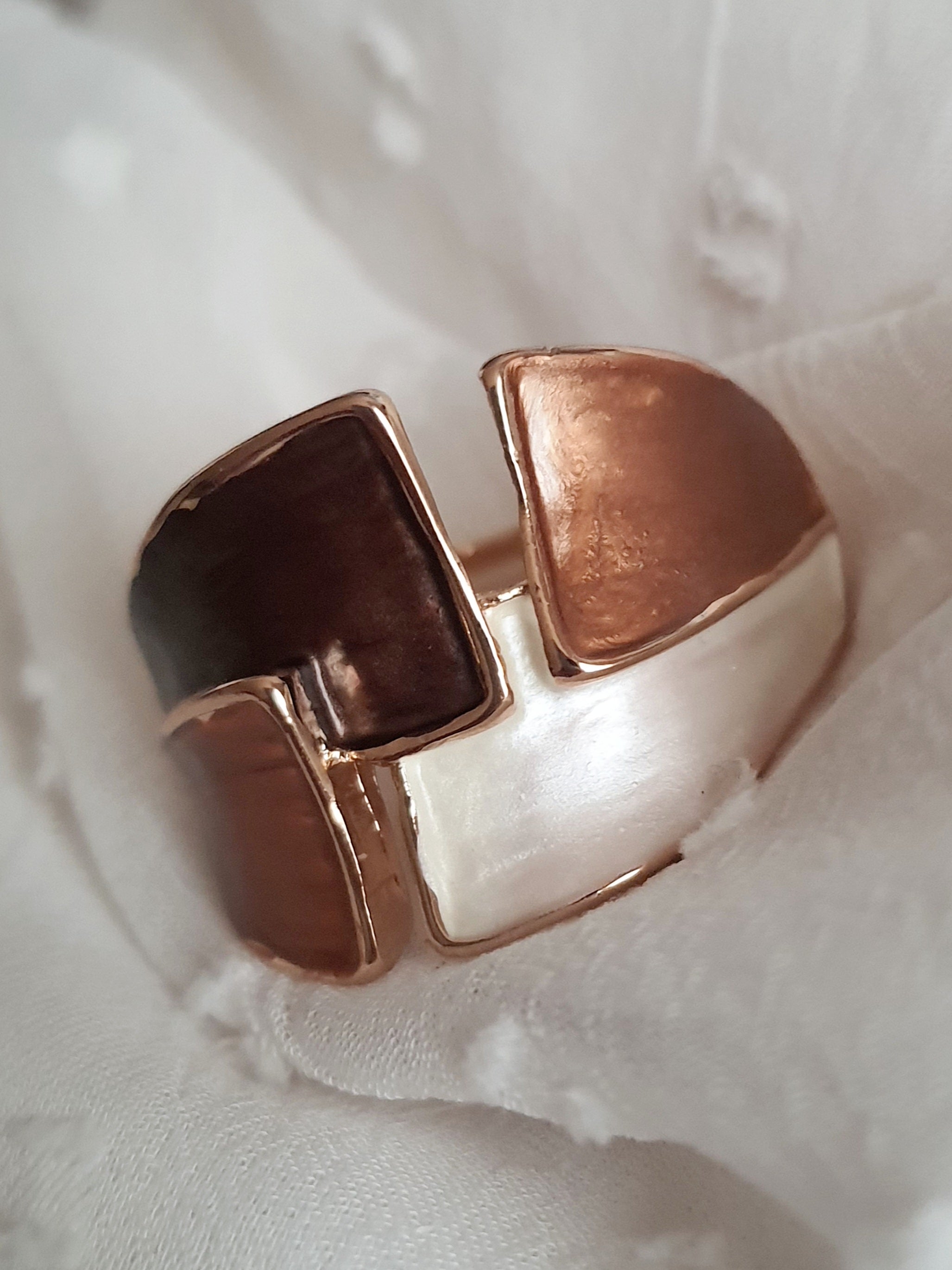 Pierścionek damski ze stali nierdzewnej, rozmiar 21 mm, złota oprawa, geometryczny design z elementami w odcieniach brązu i perły, nowoczesny artystyczny styl, Rouge Bizu.