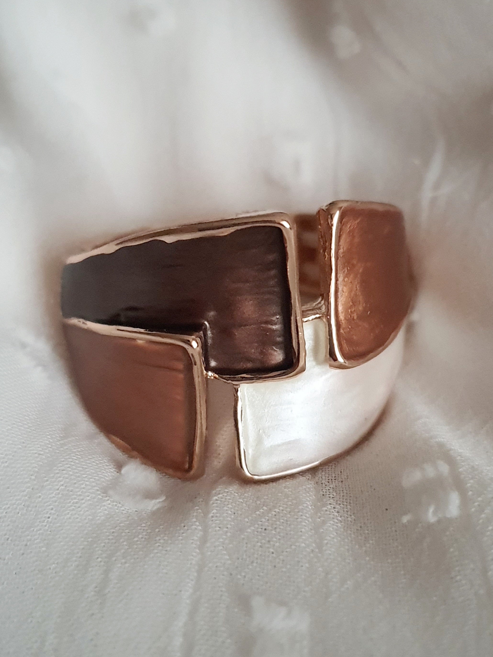 Pierścionek damski ze stali nierdzewnej, rozmiar 21 mm, złota oprawa, geometryczny design z elementami w odcieniach brązu i perły, nowoczesny artystyczny styl, Rouge Bizu.