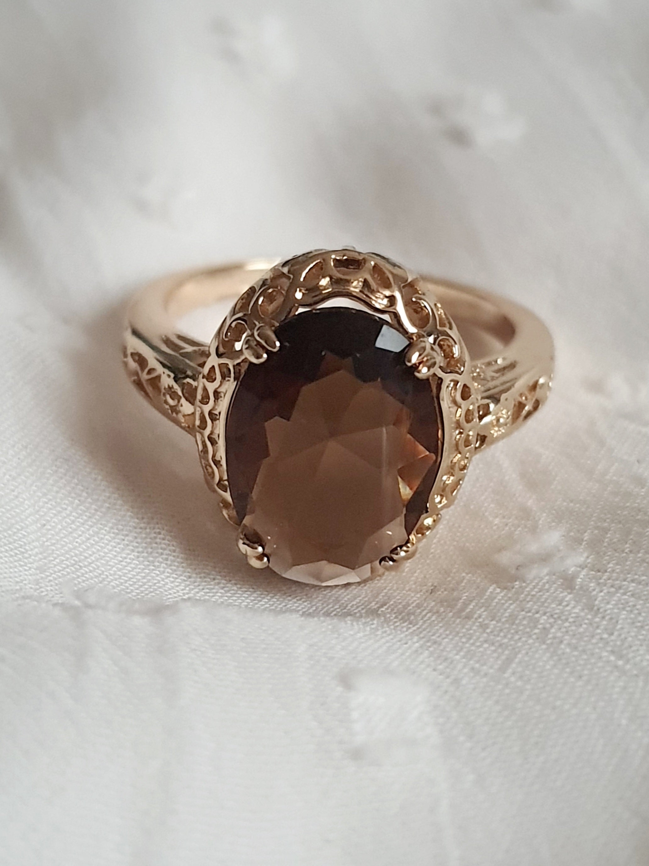 Pierścionek damski ze stali nierdzewnej, złoty, rozmiar 19 mm, ozdobna korona w stylu vintage, duży fasetowany kamień w odcieniu brązu, retro glamour, Rouge Bizu.