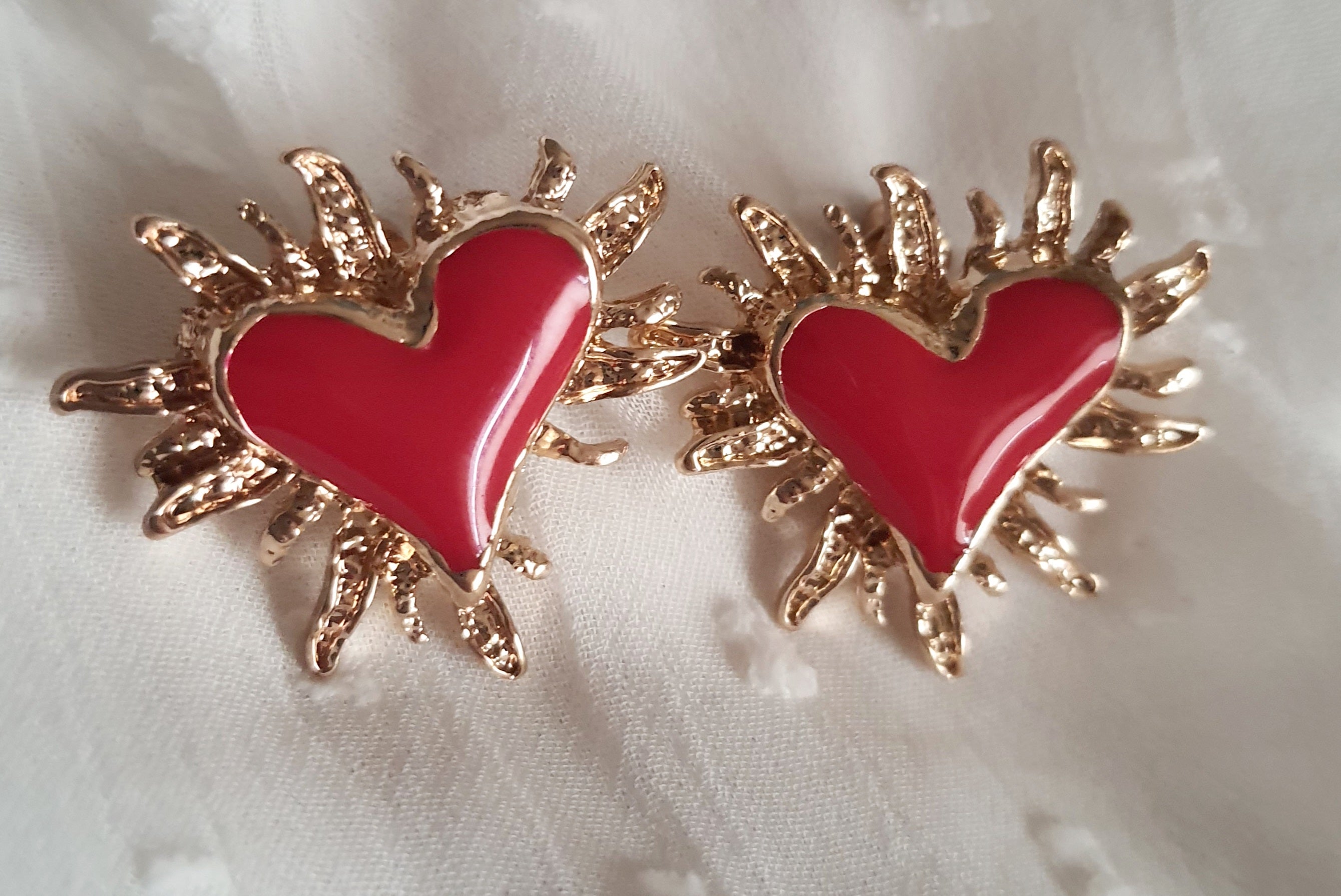 Kolczyki damskie ze stali nierdzewnej, rozmiar 2,5 cm, złote serca w intensywnej czerwieni otoczone promieniami/płomieniami, wyrazisty styl glamour, Rouge Bizu.