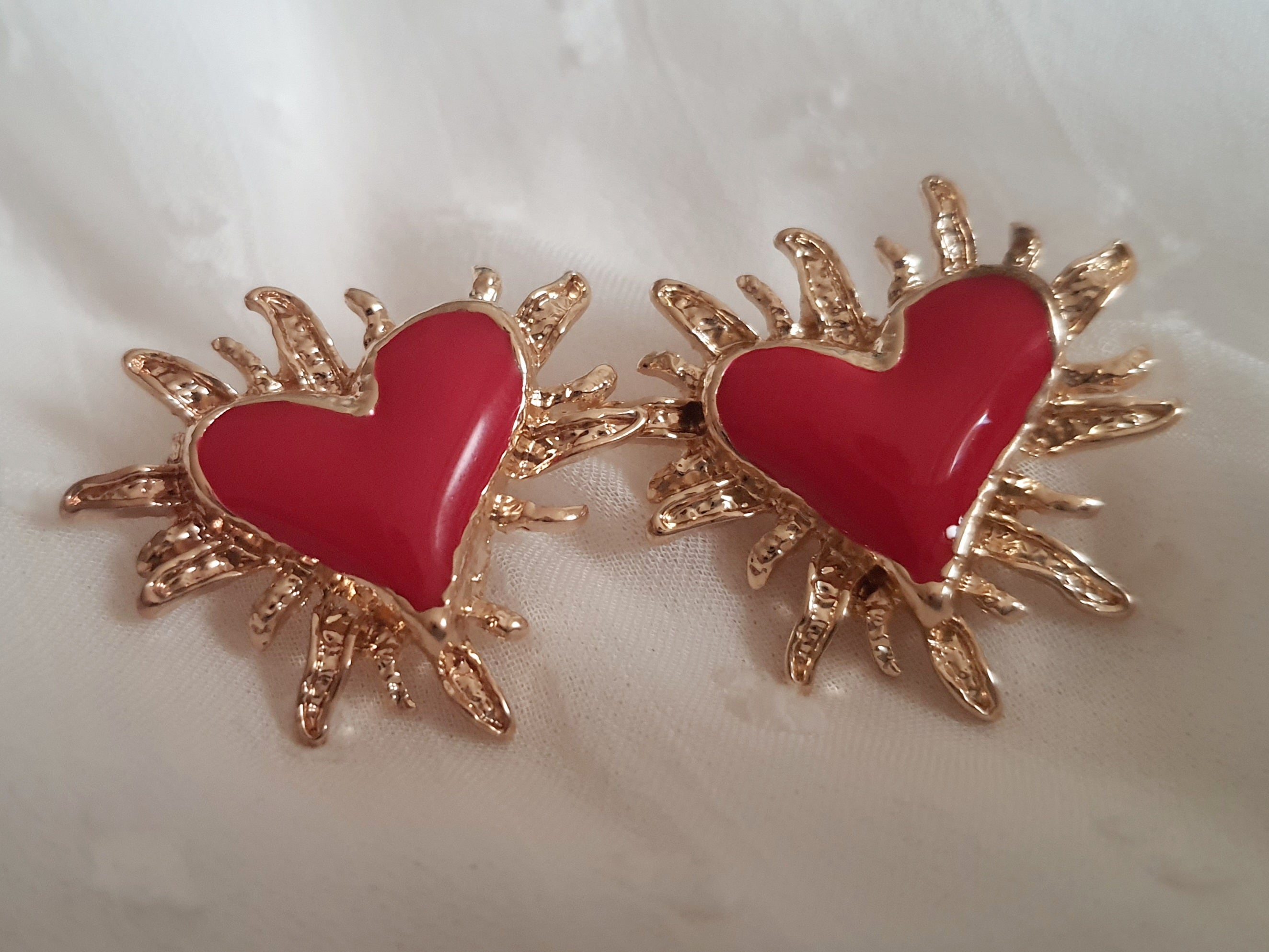 Kolczyki damskie ze stali nierdzewnej, rozmiar 2,5 cm, złote serca w intensywnej czerwieni otoczone promieniami/płomieniami, wyrazisty styl glamour, Rouge Bizu.