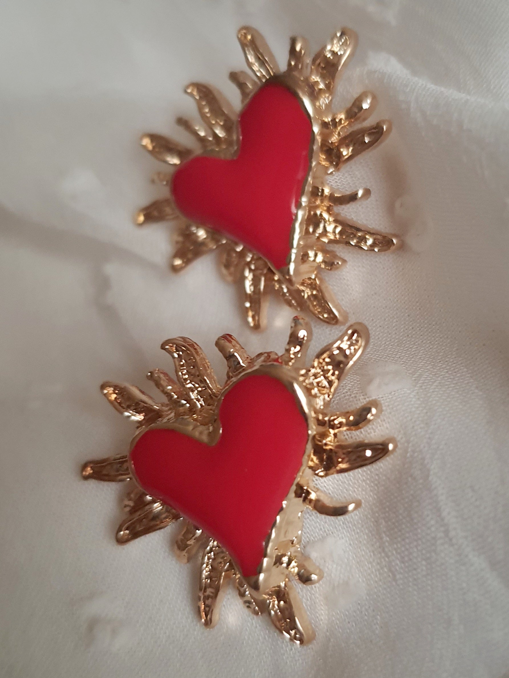 Kolczyki damskie ze stali nierdzewnej, rozmiar 2,5 cm, złote serca w intensywnej czerwieni otoczone promieniami/płomieniami, wyrazisty styl glamour, Rouge Bizu.