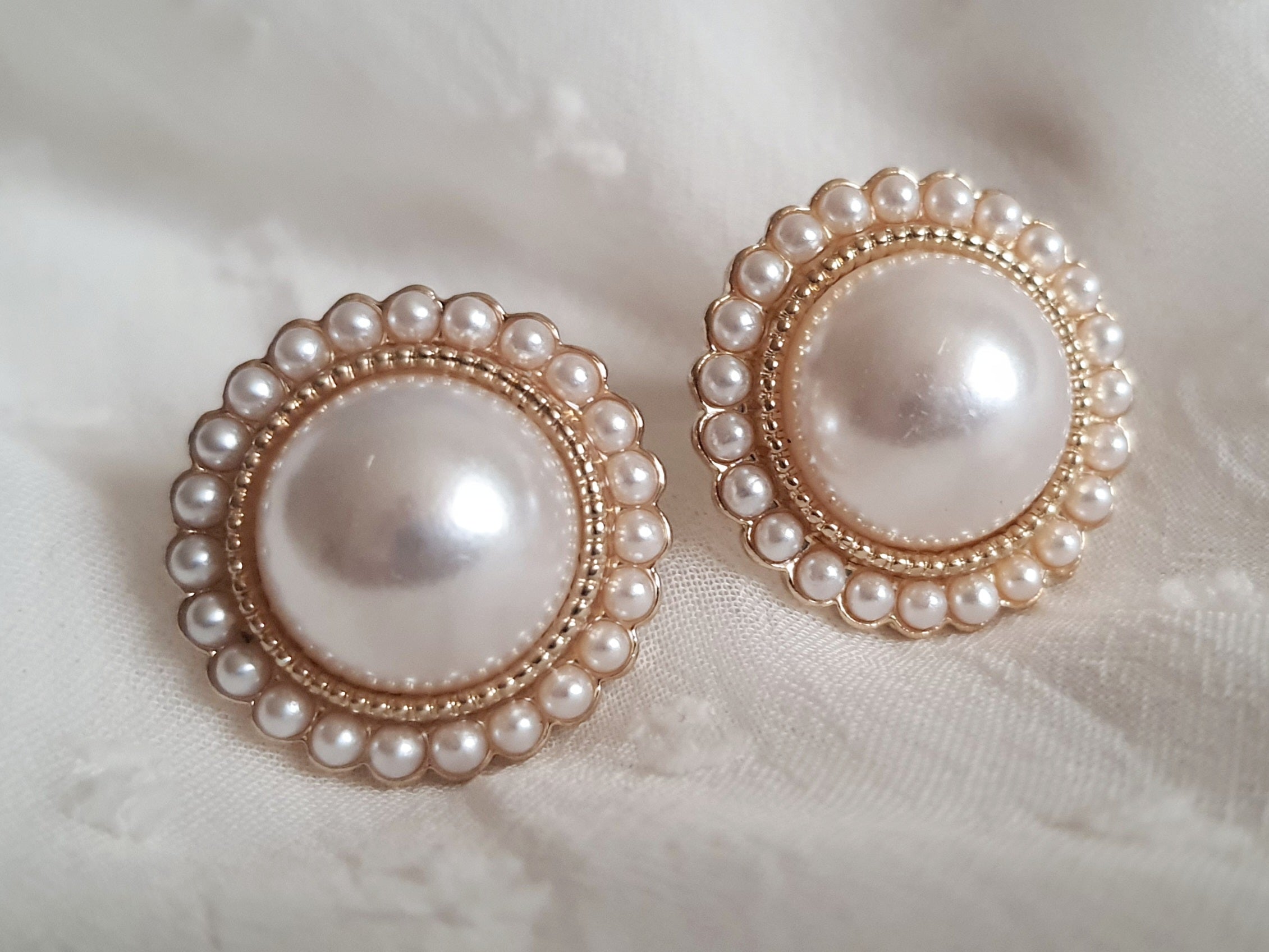 Kolczyki damskie ze stali nierdzewnej, średnica 2 cm, złote wykończenie, centralna duża perła otoczona drobnymi perełkami, klasyczny glamour retro, Rouge Bizu.