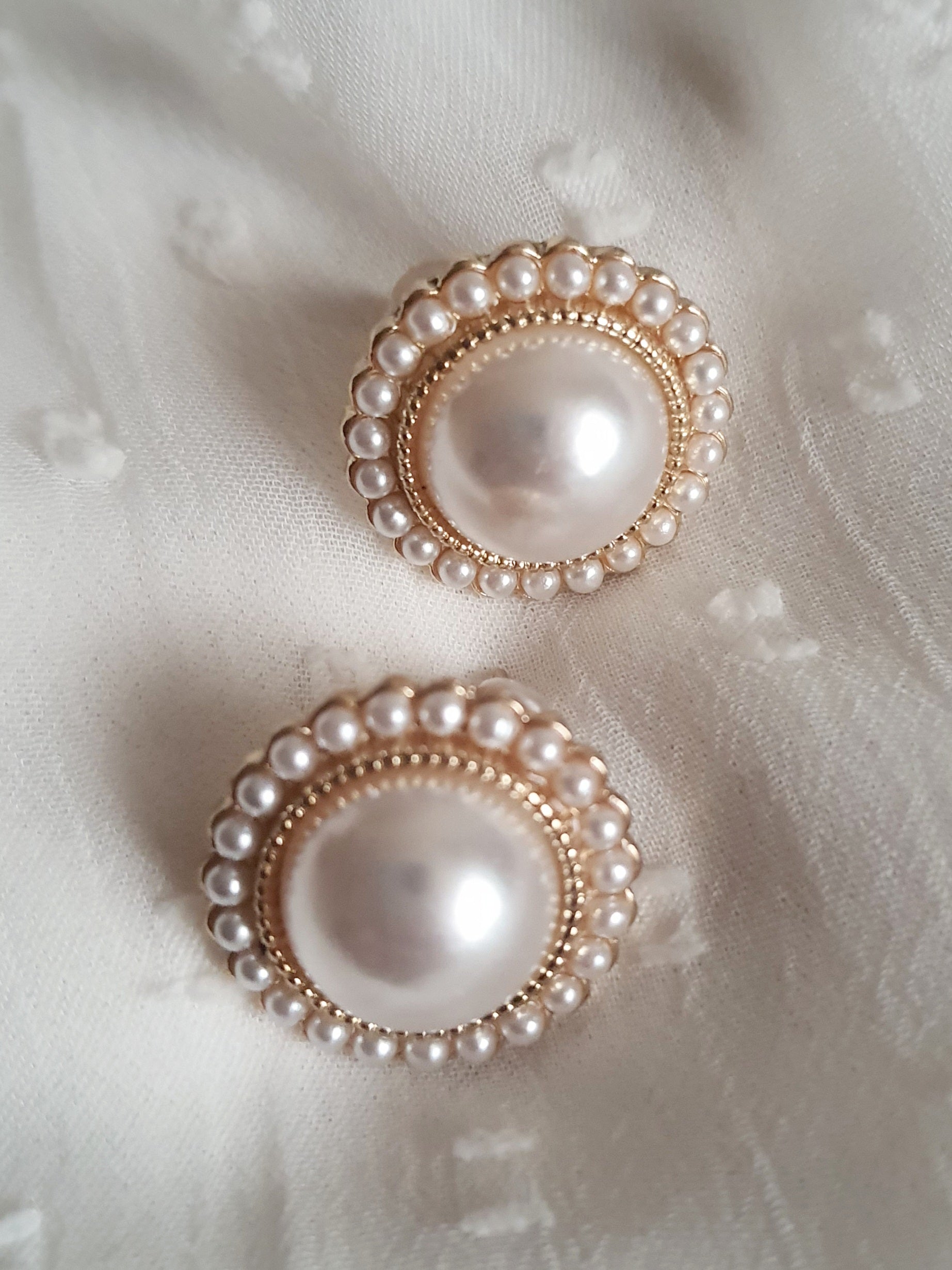 Kolczyki damskie ze stali nierdzewnej, średnica 2 cm, złote wykończenie, centralna duża perła otoczona drobnymi perełkami, klasyczny glamour retro, Rouge Bizu.