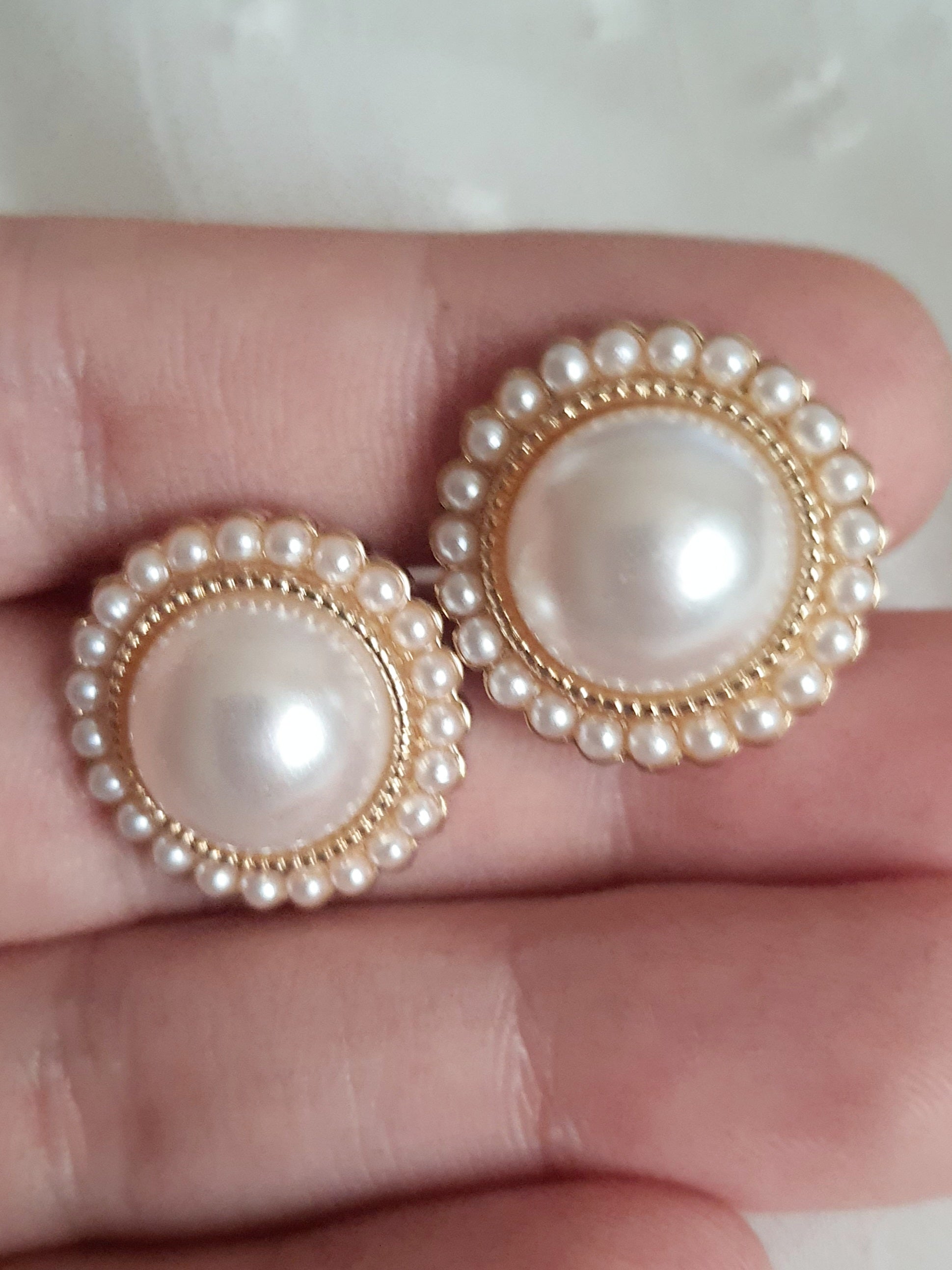 Kolczyki damskie ze stali nierdzewnej, średnica 2 cm, złote wykończenie, centralna duża perła otoczona drobnymi perełkami, klasyczny glamour retro, Rouge Bizu.