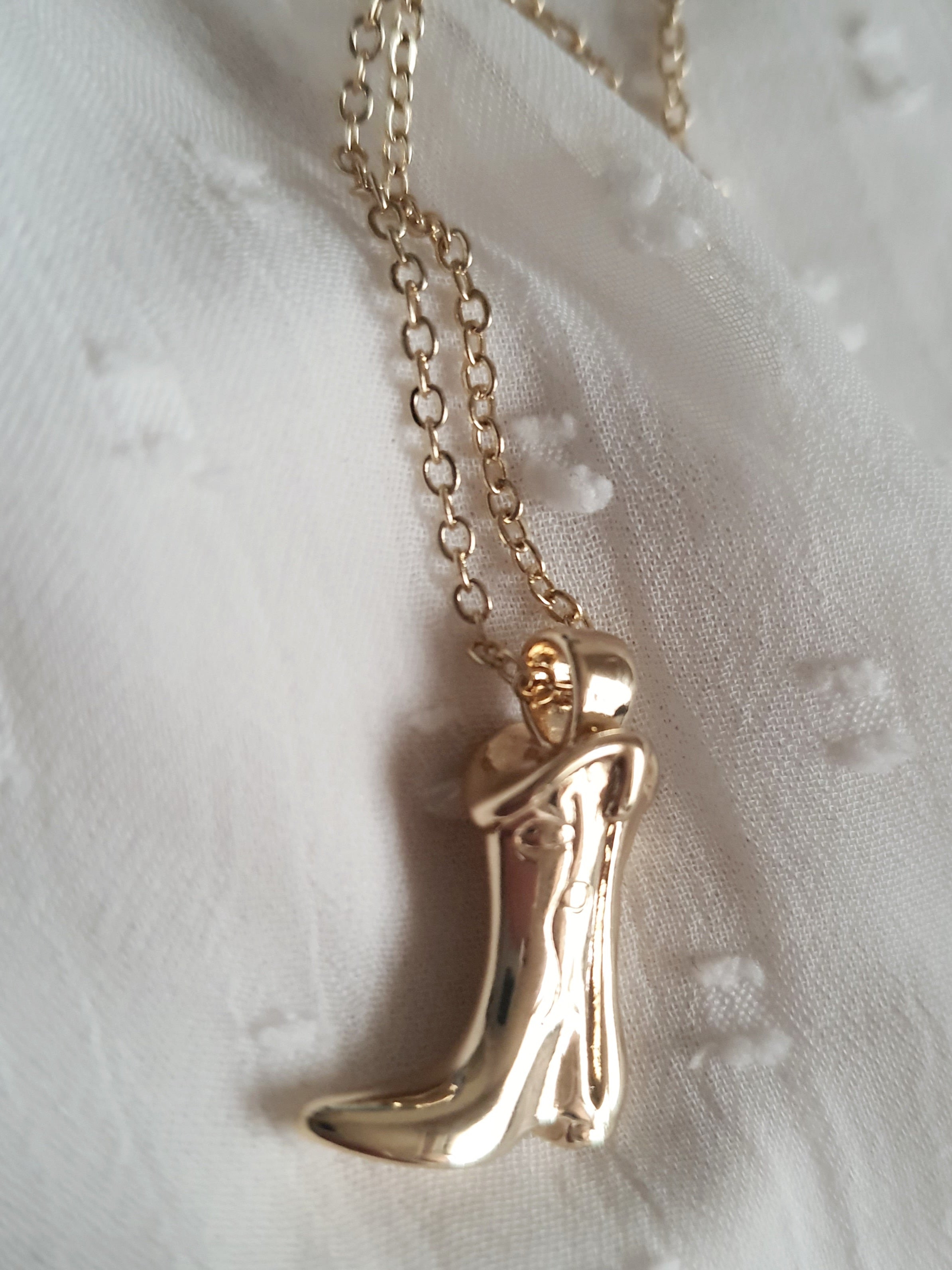 Naszyjnik damski ze stali nierdzewnej, długość 45–50 cm, złoty łańcuszek z zawieszką w kształcie szpilki/obcasa, modny i kobiecy styl glamour, Rouge Bizu.