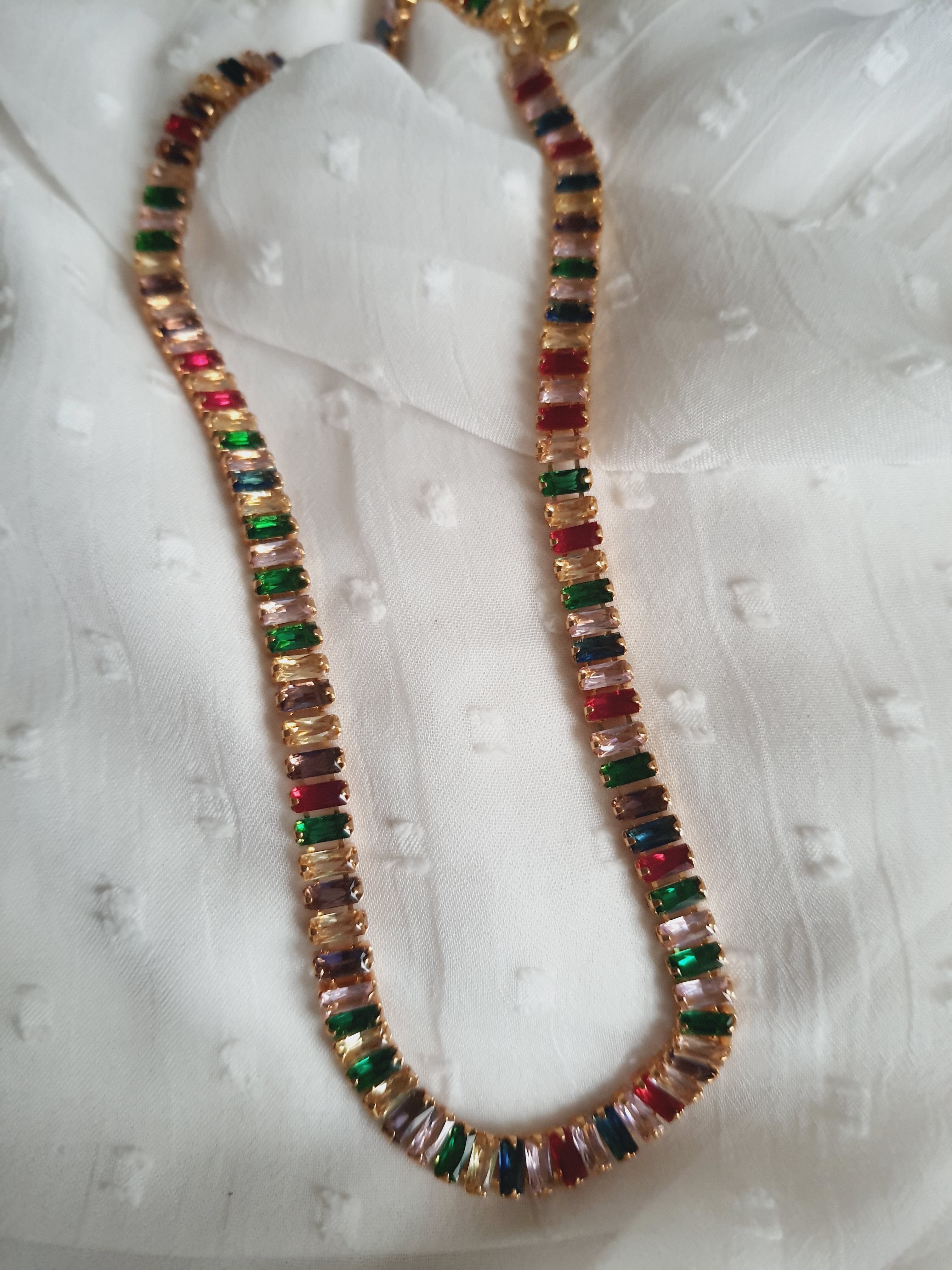 Naszyjnik damski ze stali nierdzewnej, długość regulowana 38,5–46,5 cm, złota baza zdobiona prostokątnymi kamieniami w różnych kolorach, styl glamour i luksusowy, Rouge Bizu.