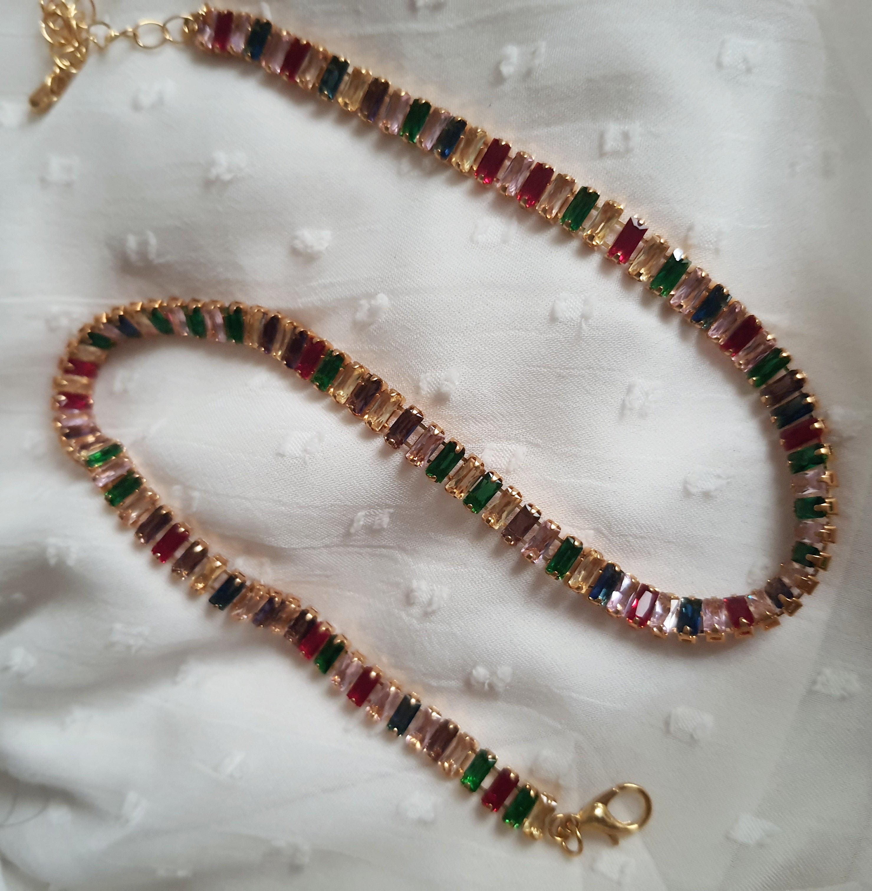 Naszyjnik damski ze stali nierdzewnej, długość regulowana 38,5–46,5 cm, złota baza zdobiona prostokątnymi kamieniami w różnych kolorach, styl glamour i luksusowy, Rouge Bizu.