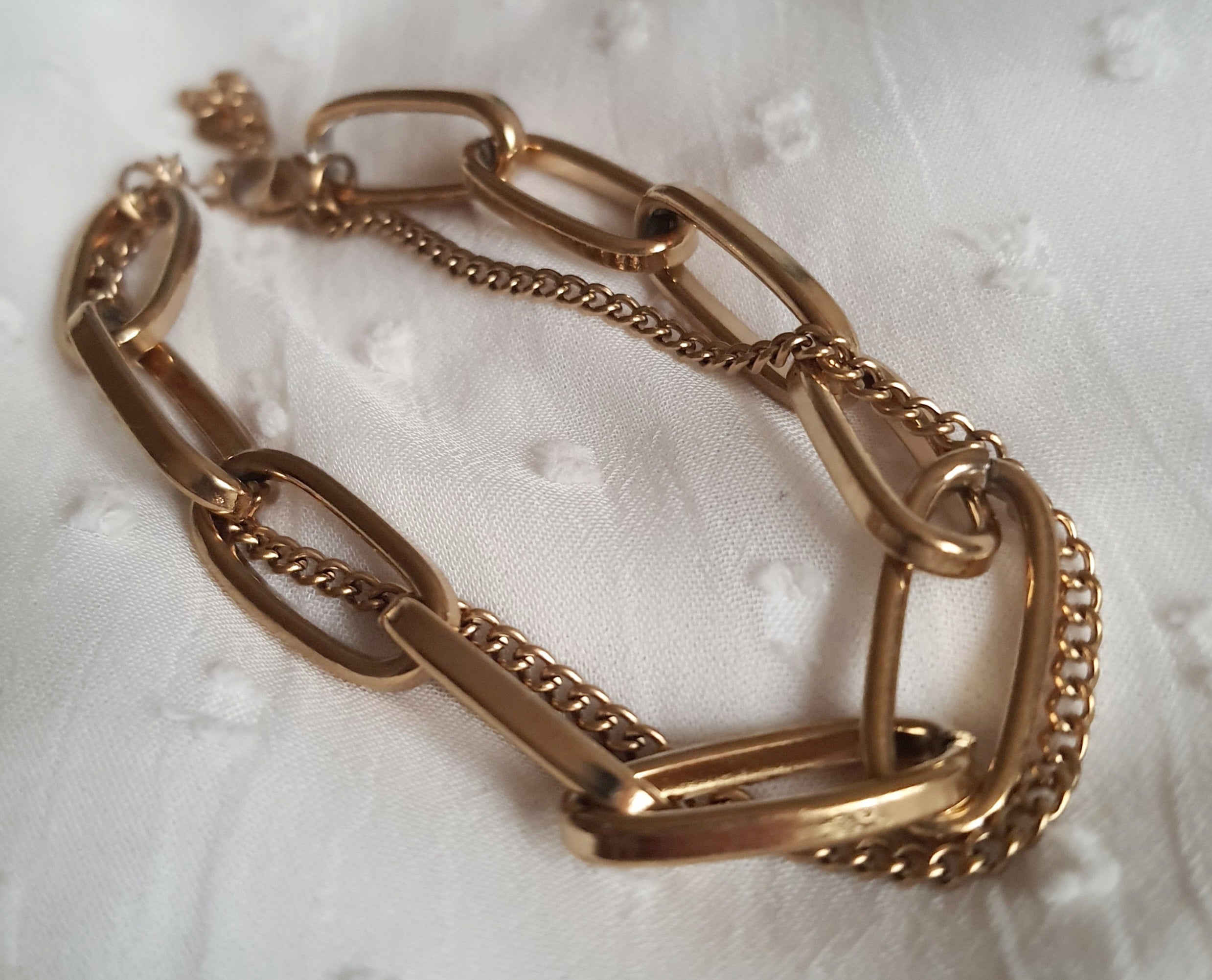 Bransoletka damska/unisex ze stali nierdzewnej, długość regulowana 17–21 cm, złota, duże geometryczne ogniwa połączone z drobnym łańcuszkiem, nowoczesny styl glamour, Rouge Bizu.