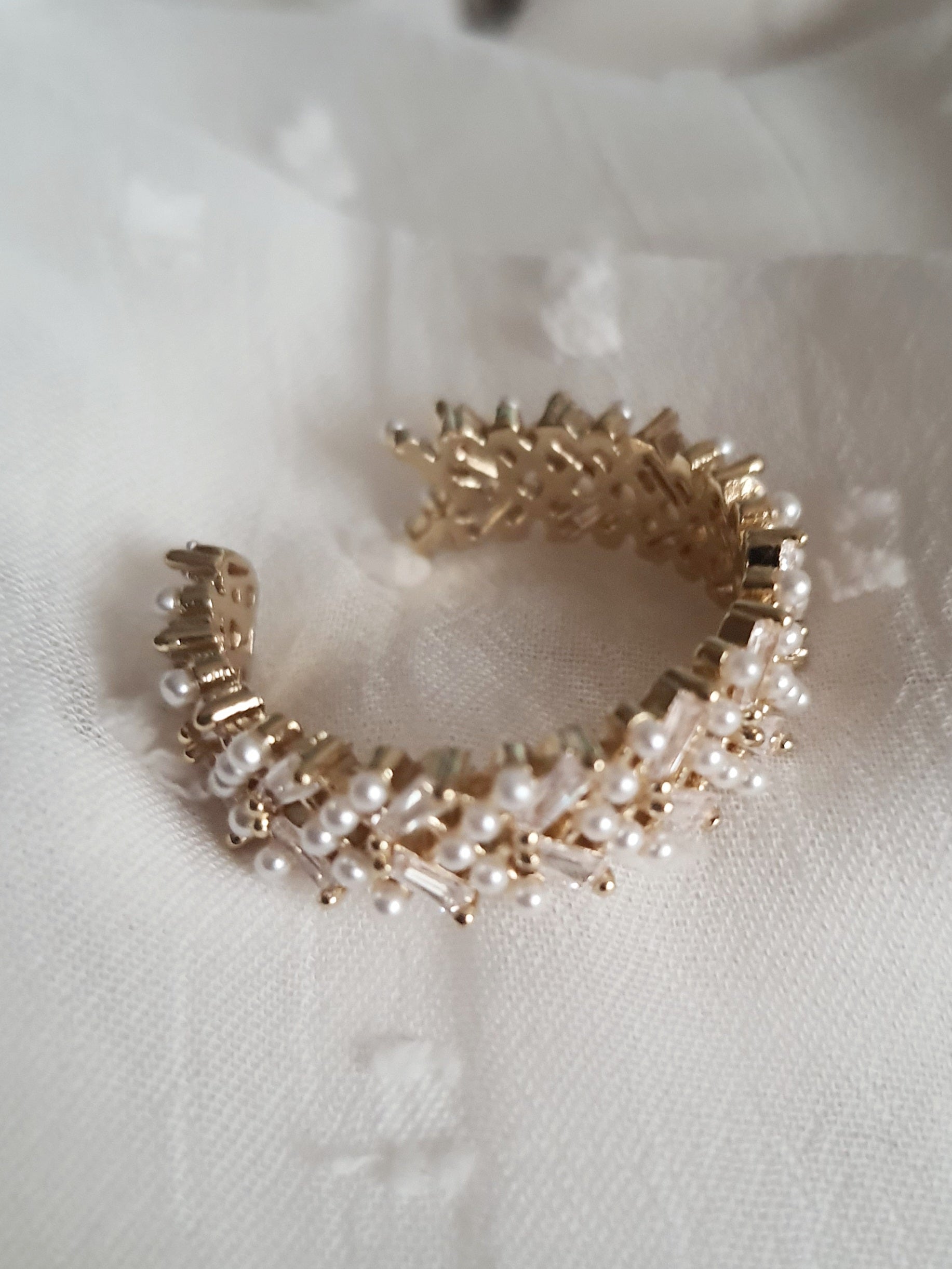 Pierścionek damski ze stali nierdzewnej, rozmiar 19 mm, złota baza zdobiona drobnymi perłami i kryształowymi kamieniami, elegancki styl glamour, Rouge Bizu.