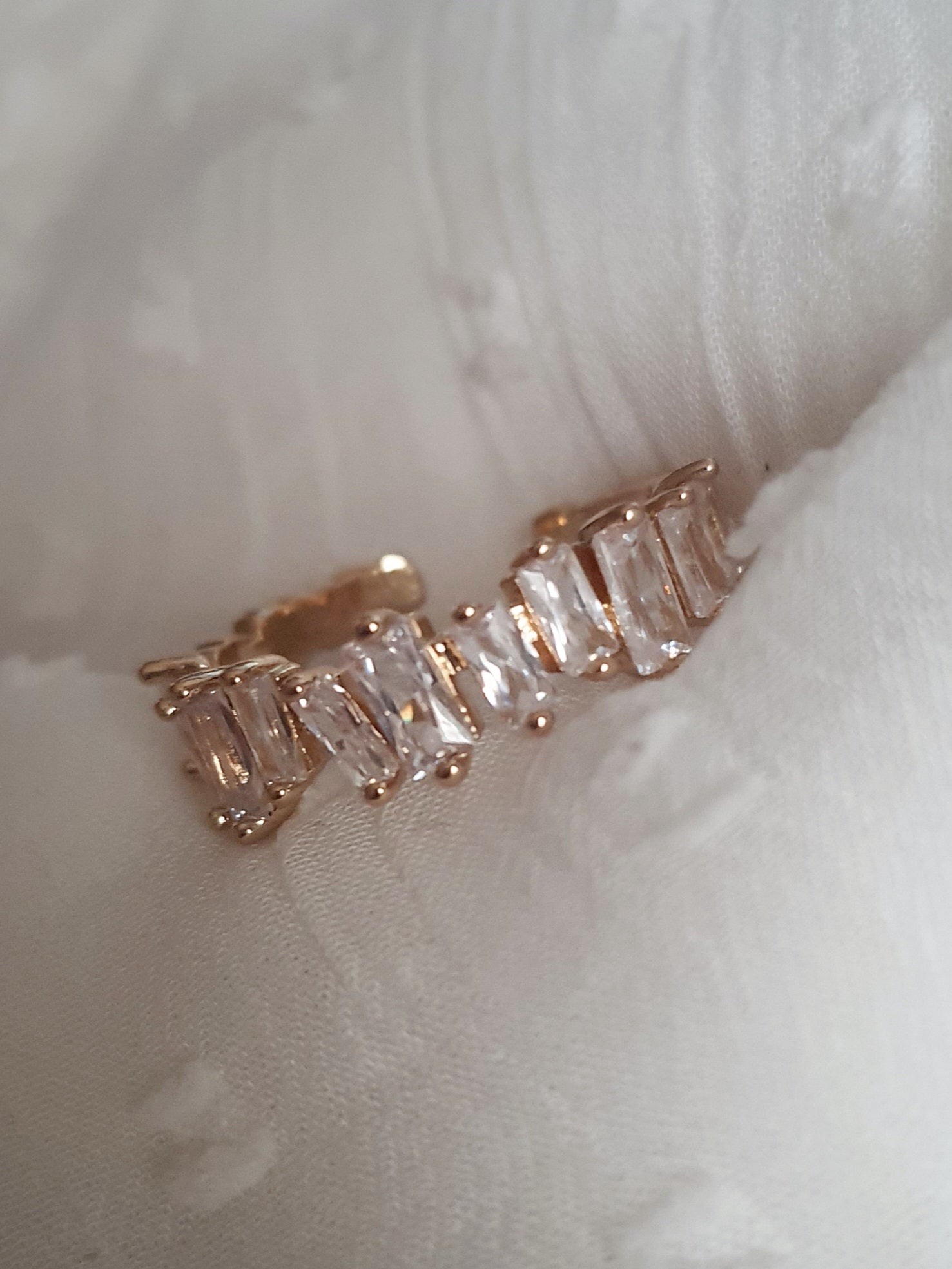 Pierścionek damski ze stali nierdzewnej, rozmiar 17 mm, złoty, zdobiony rzędem prostokątnych cyrkonii w linii, subtelny i elegancki styl glamour, Rouge Bizu.