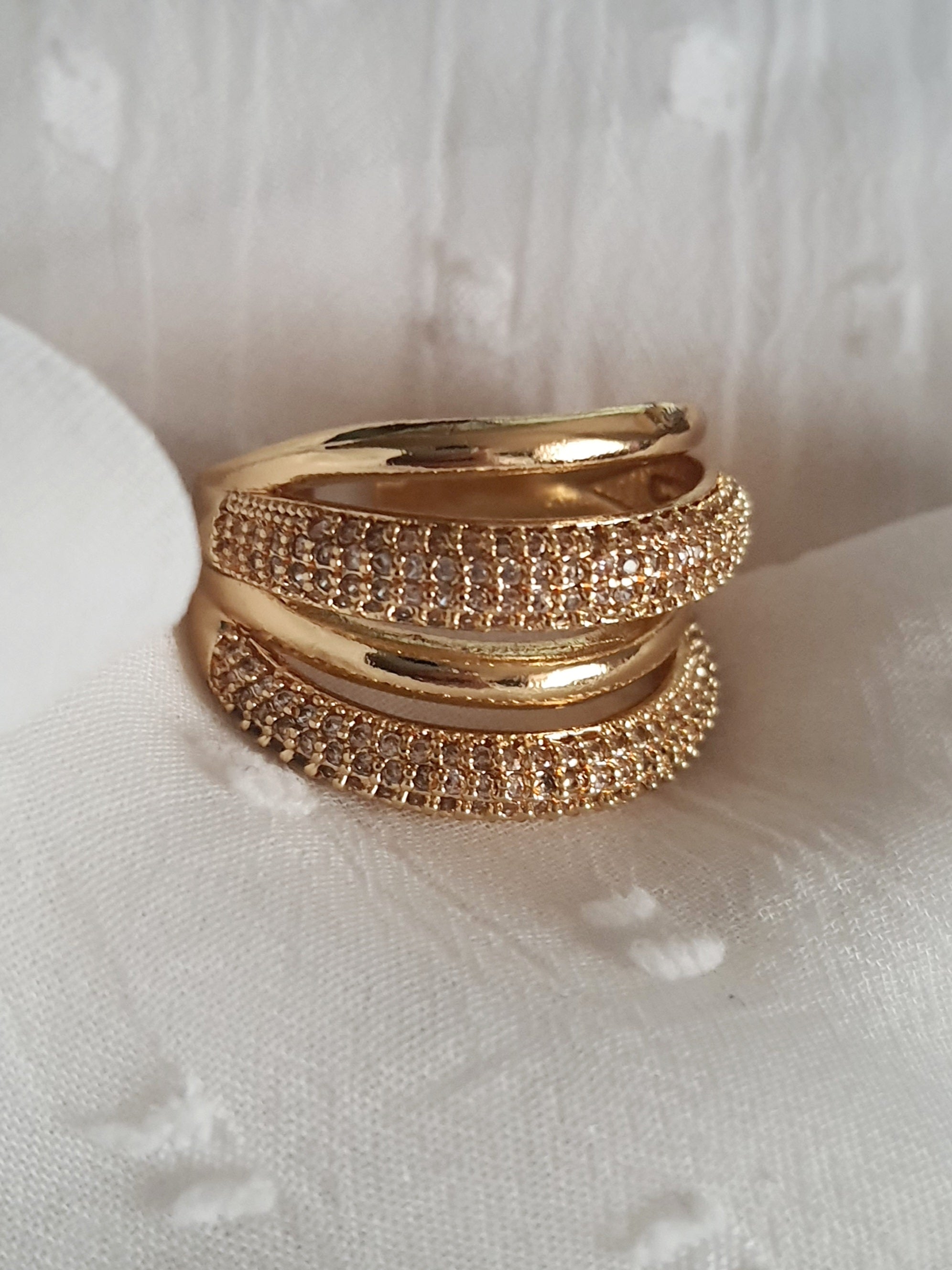 Pierścionek damski ze stali nierdzewnej, rozmiar 20 mm, złoty, potrójna obrączka – dwie linie wysadzane cyrkoniami i jedna gładka, styl glamour, Rouge Bizu.