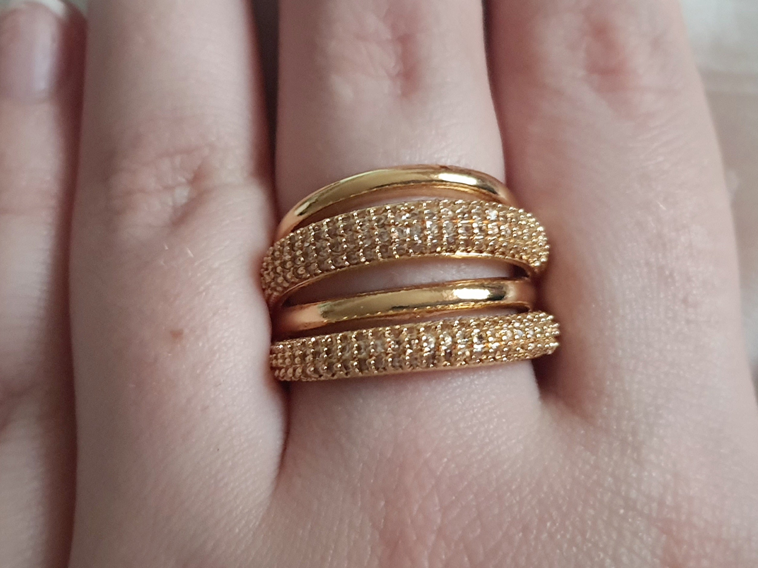 Pierścionek damski ze stali nierdzewnej, rozmiar 20 mm, złoty, potrójna obrączka – dwie linie wysadzane cyrkoniami i jedna gładka, styl glamour, Rouge Bizu.