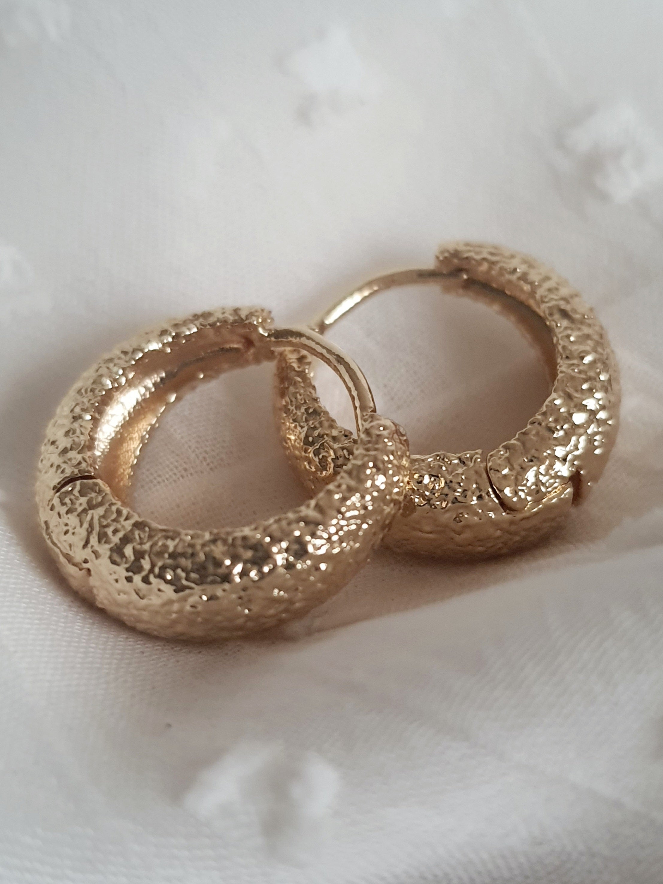 Kolczyki damskie ze stali nierdzewnej, średnica 1,5 cm, złote, o powierzchni młotkowanej, minimalistyczne i eleganckie, Rouge Bizu.