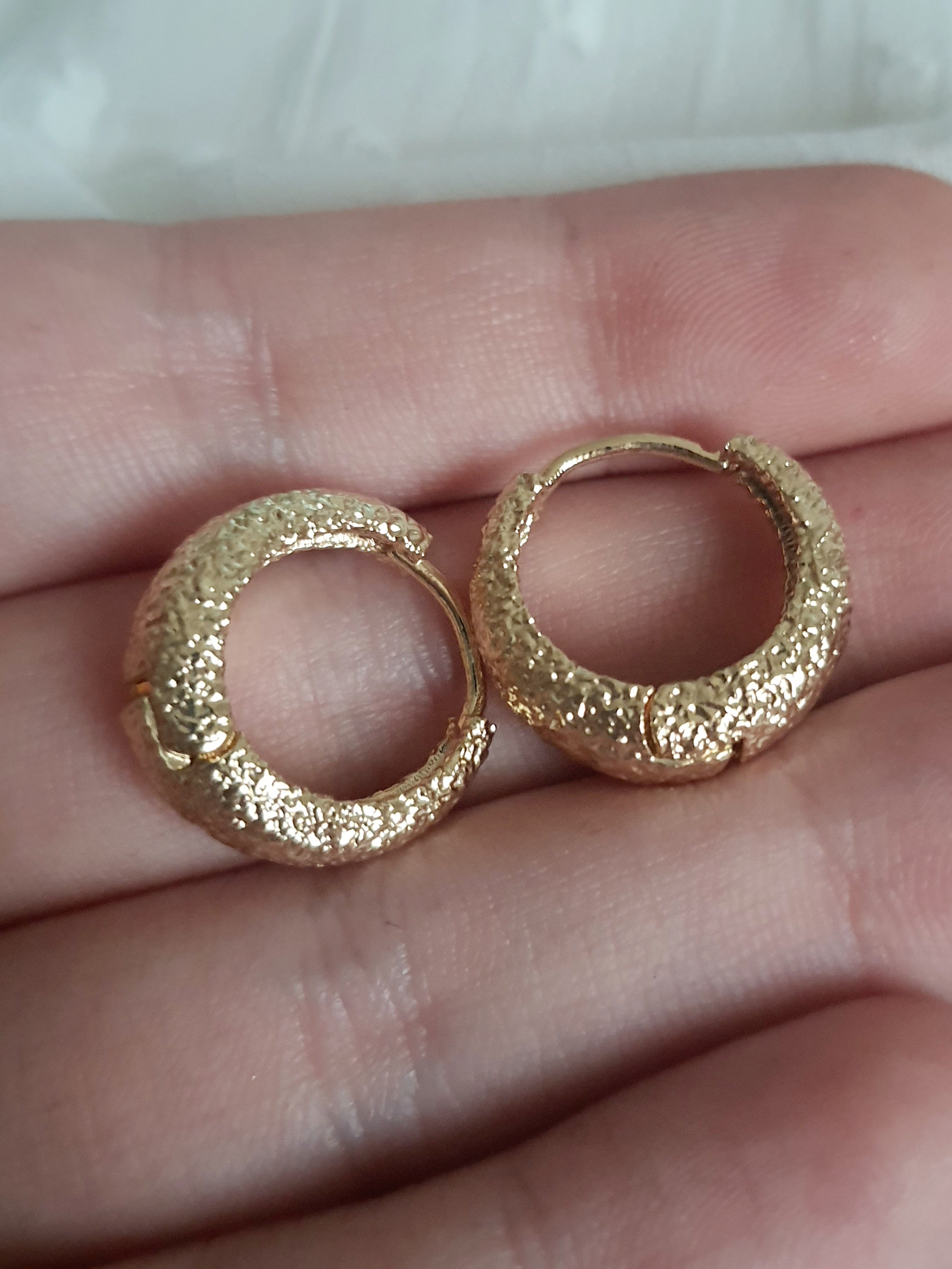 Kolczyki damskie ze stali nierdzewnej, średnica 1,5 cm, złote, o powierzchni młotkowanej, minimalistyczne i eleganckie, Rouge Bizu.