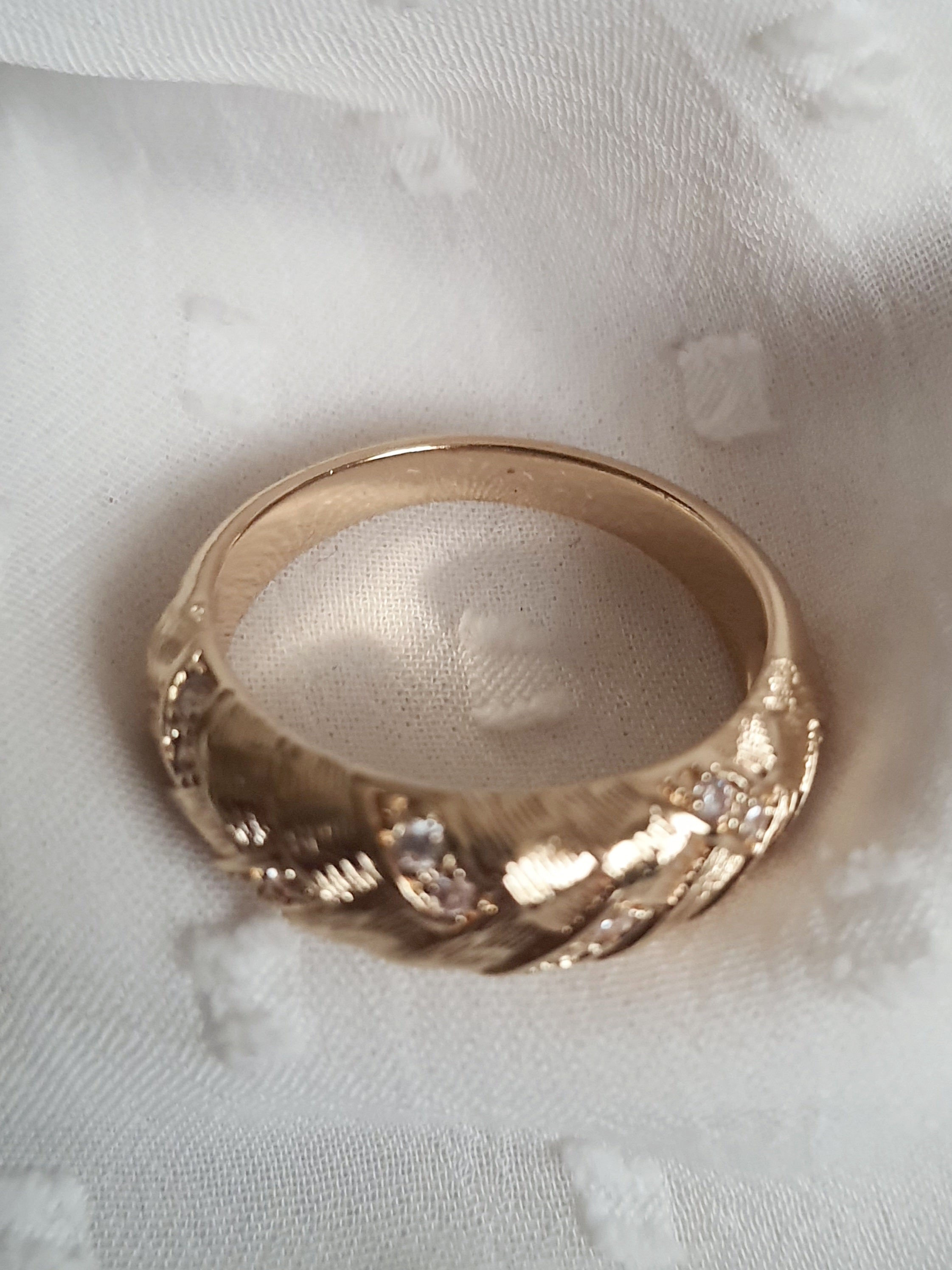 Pierścionek damski ze stali nierdzewnej, rozmiar 19 mm, złoty, fakturowana powierzchnia przypominająca liść z wkomponowanymi cyrkoniami, styl retro glamour, Rouge Bizu.