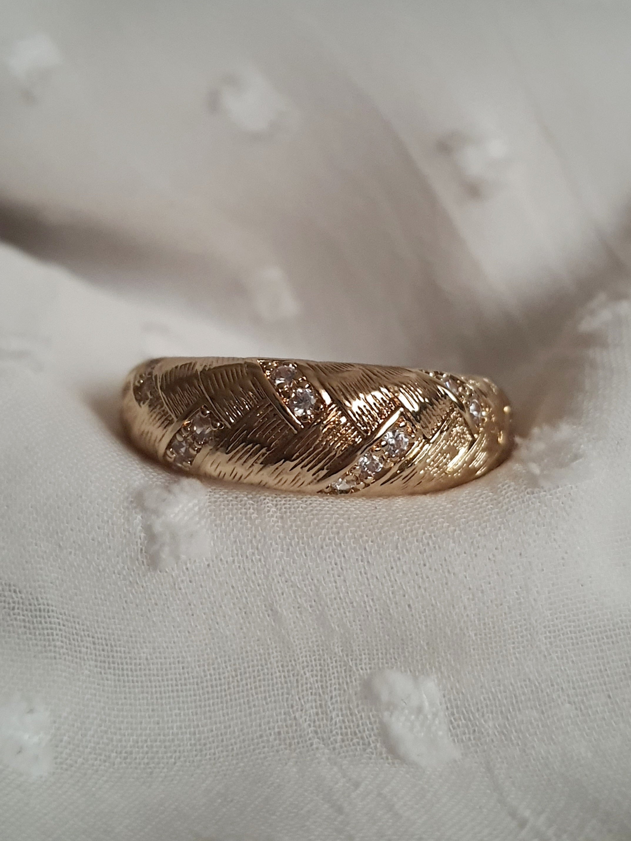 Pierścionek damski ze stali nierdzewnej, rozmiar 19 mm, złoty, fakturowana powierzchnia przypominająca liść z wkomponowanymi cyrkoniami, styl retro glamour, Rouge Bizu.