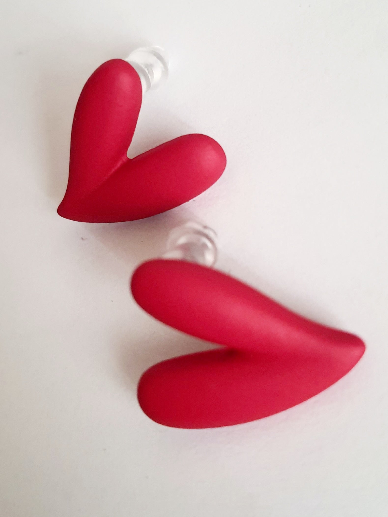 Kolczyki sztyfty w kształcie różowych serc, wykonane ze stali nierdzewnej. Matowe wykończenie, długość 2 cm. Styl minimalistyczny i romantyczny. Rouge Bizu.