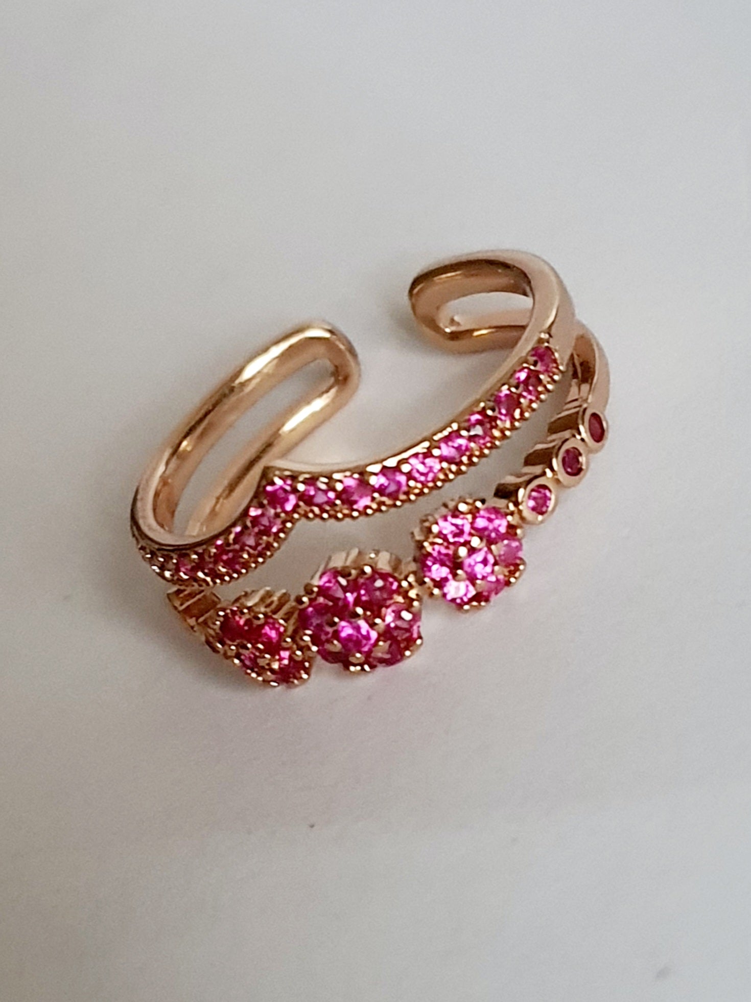 Pierścionek ze stali nierdzewnej w kolorze złota, zdobiony różowymi cyrkoniami w formie kwiatowych motywów. Rozmiar 17 mm. Styl romantyczny i glamour. Rouge Bizu.