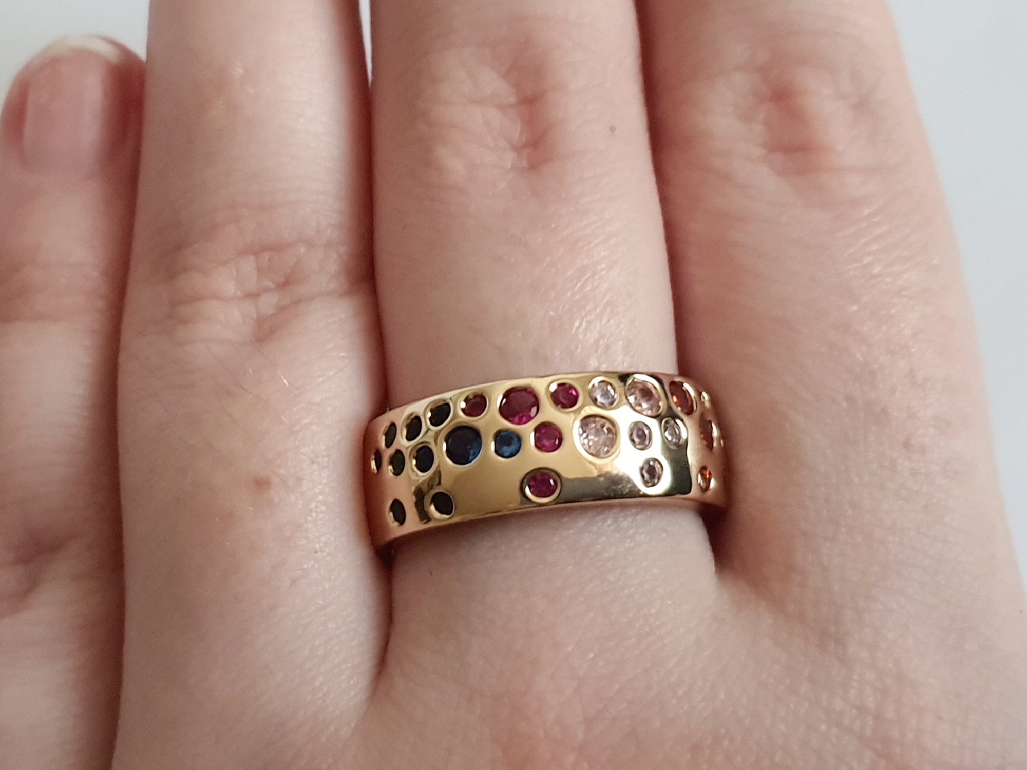Pierścionek złoty 19 mm ze stali nierdzewnej, szeroka obrączka wysadzana kolorowymi cyrkoniami w wielu barwach, Rouge Bizu.#bizuteria #biżuteriapozłacana #stalnierdzewna #stalchirurgiczna #platerowane18k #wodoodporne #hipoalergiczne #retro #vintage #złotynaszyjnik #rougebizu