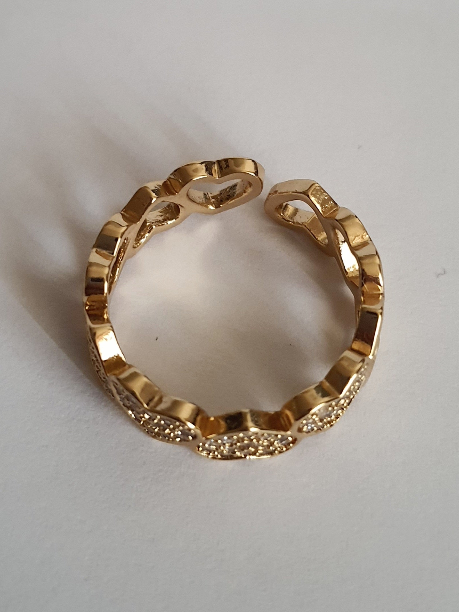 Pierścionek złoty 19 mm ze stali nierdzewnej, z motywem serc, część wysadzana białymi cyrkoniami, romantyczna i elegancka biżuteria, Rouge Bizu.#bizuteria #biżuteriapozłacana #stalnierdzewna #stalchirurgiczna #platerowane18k #wodoodporne #hipoalergiczne #retro #vintage #złotynaszyjnik #rougebizu