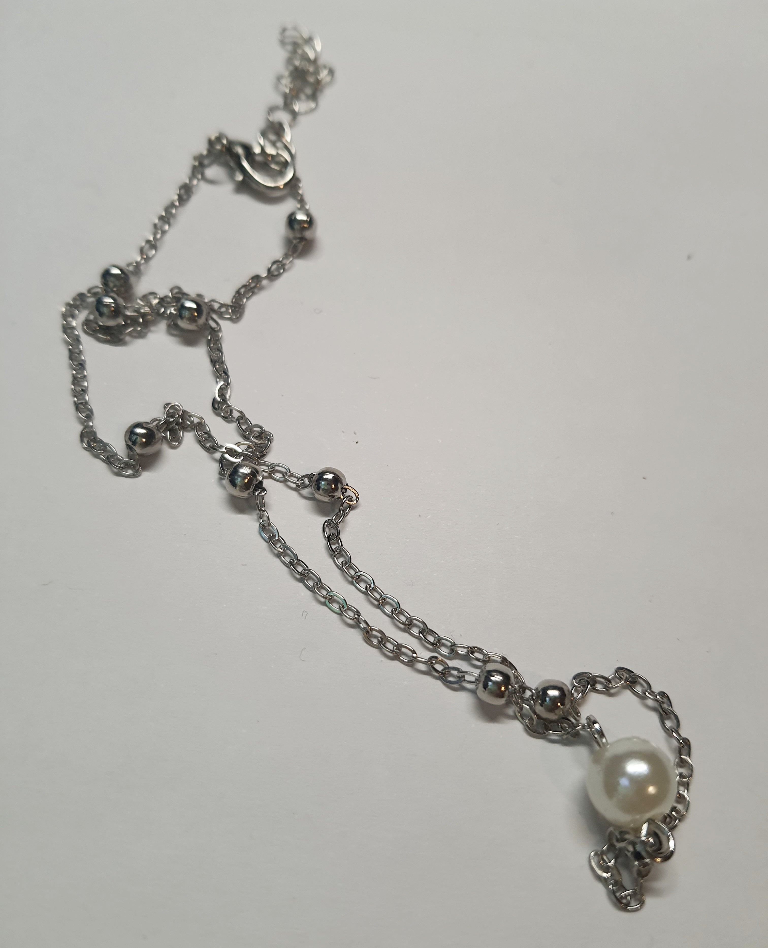 Srebrny łańcuszek z pojedynczą perełką, długość 40–46 cm, stal chirurgiczna, stal nierdzewna, wodoodporne, hipoalergiczne, jakość premium, RougeBizu.