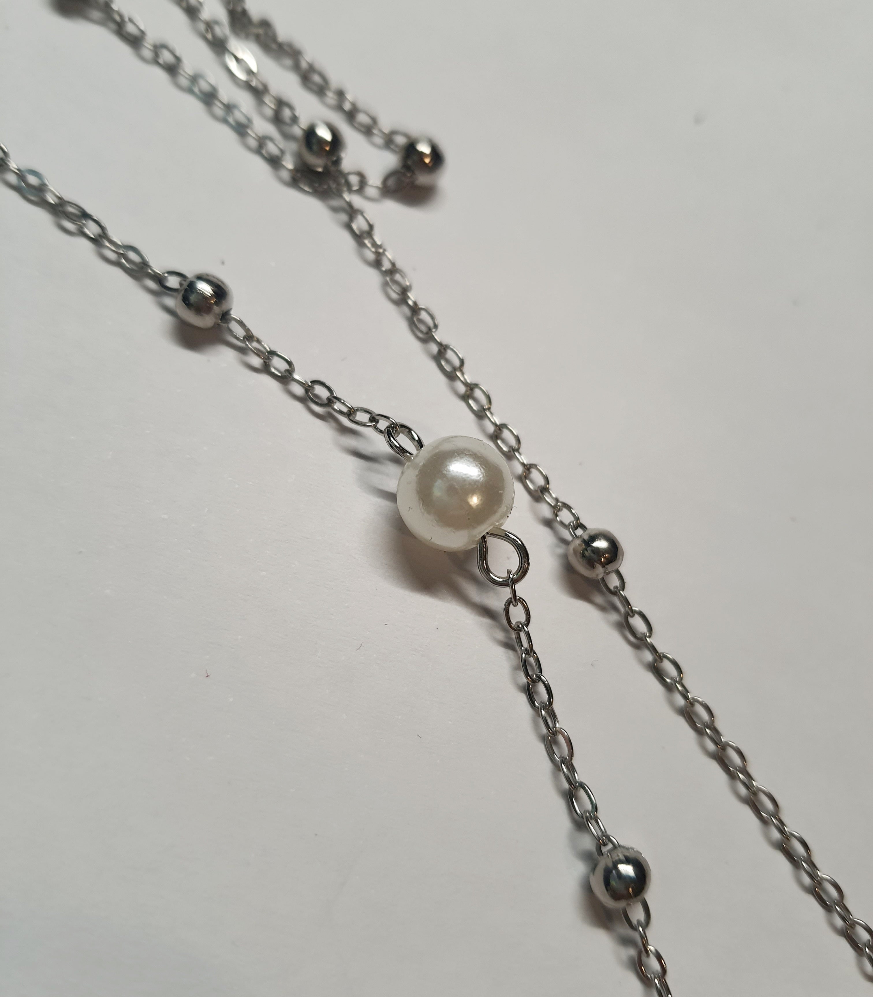 Srebrny łańcuszek z pojedynczą perełką, długość 40–46 cm, stal chirurgiczna, stal nierdzewna, wodoodporne, hipoalergiczne, jakość premium, RougeBizu.