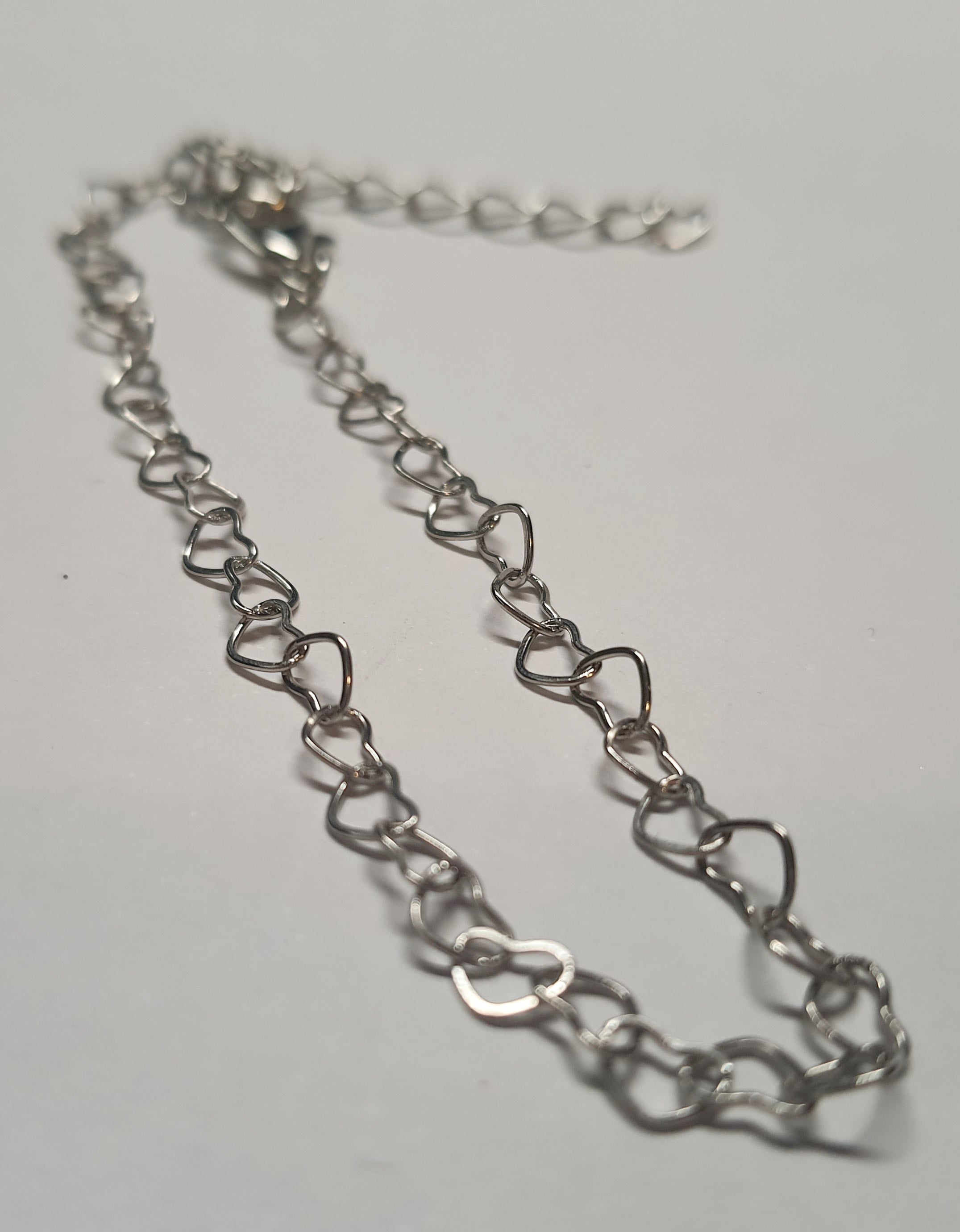 Srebrna bransoletka ze splotem z serduszek, stal chirurgiczna, stal nierdzewna, wodoodporne, hipoalergiczne, jakość premium, długość regulowana 17–22 cm, RougeBizu.