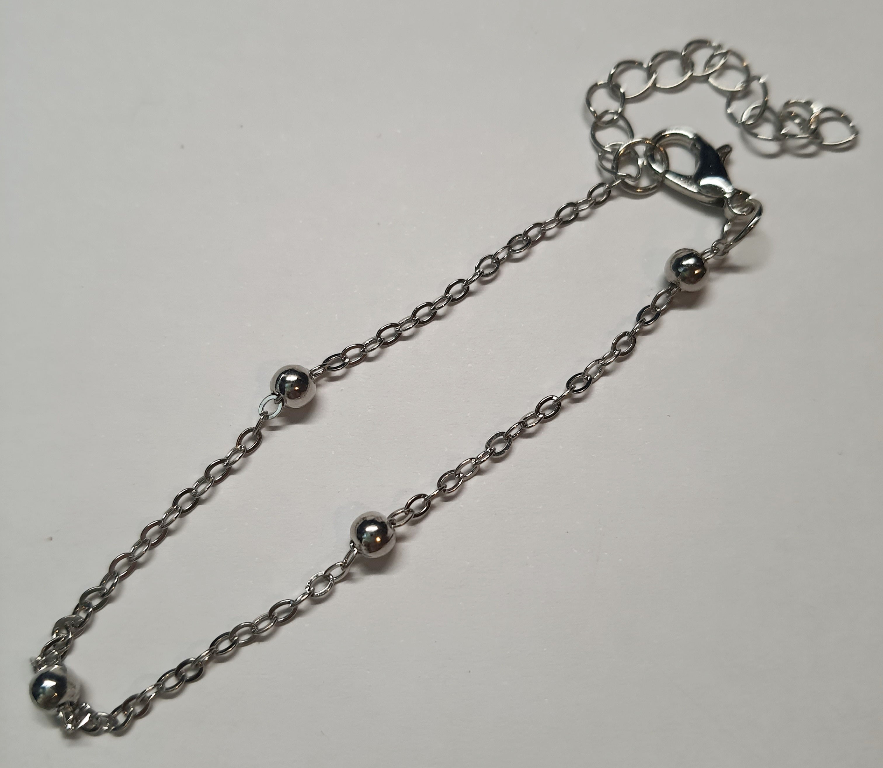 The golden power of minimalism – a flexible bracelet in a retro style