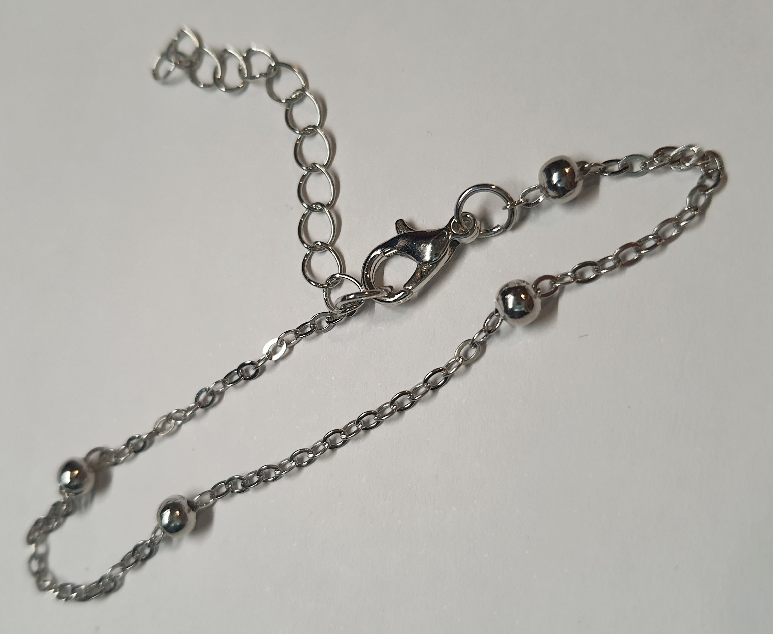 The golden power of minimalism – a flexible bracelet in a retro style