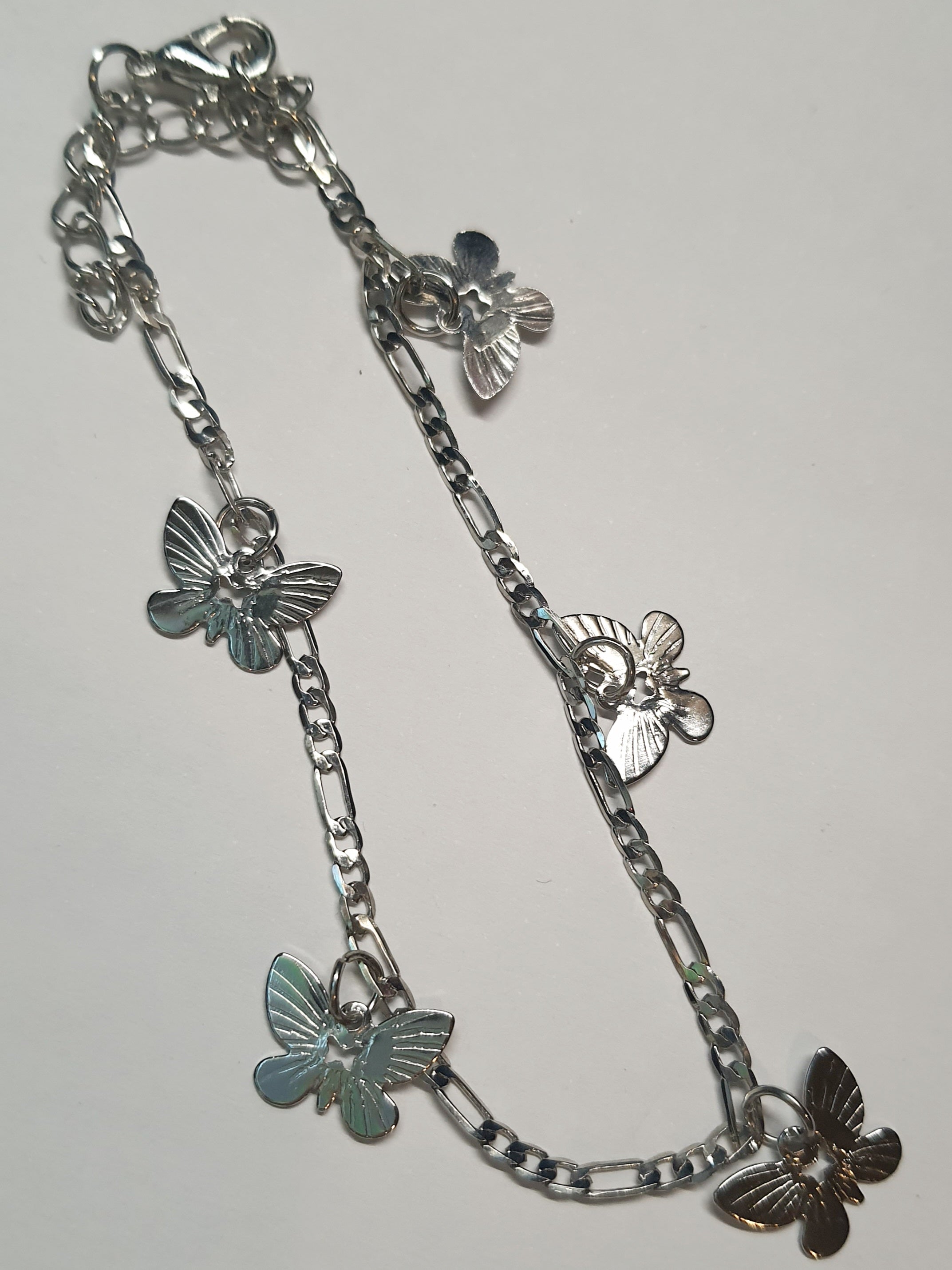 Srebrna bransoletka z zawieszkami w kształcie motyli, stal chirurgiczna, stal nierdzewna, wodoodporne, hipoalergiczne, jakość premium, długość regulowana 21–28 cm, RougeBizu.