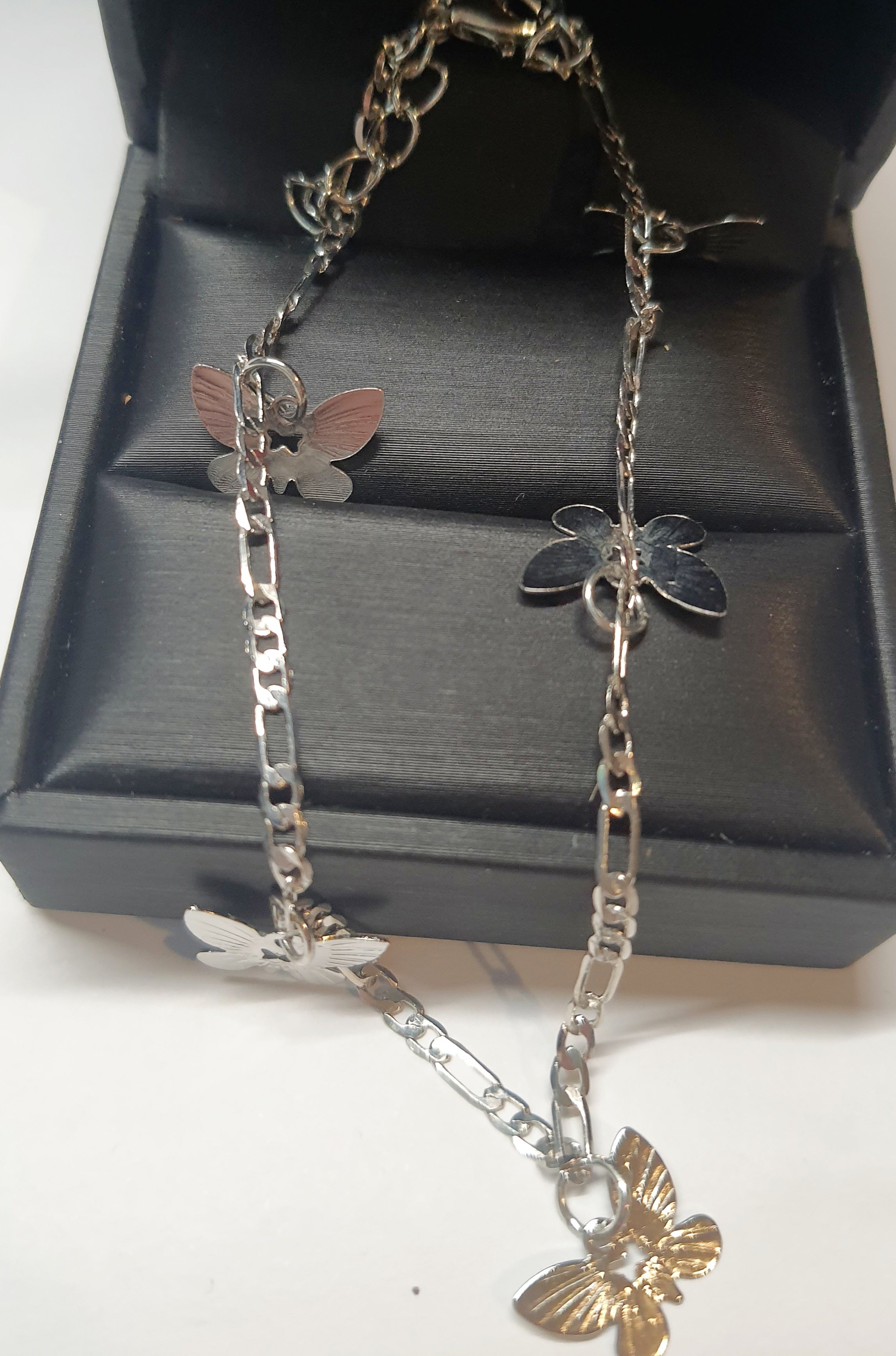 Srebrna bransoletka z zawieszkami w kształcie motyli, stal chirurgiczna, stal nierdzewna, wodoodporne, hipoalergiczne, jakość premium, długość regulowana 21–28 cm, RougeBizu.