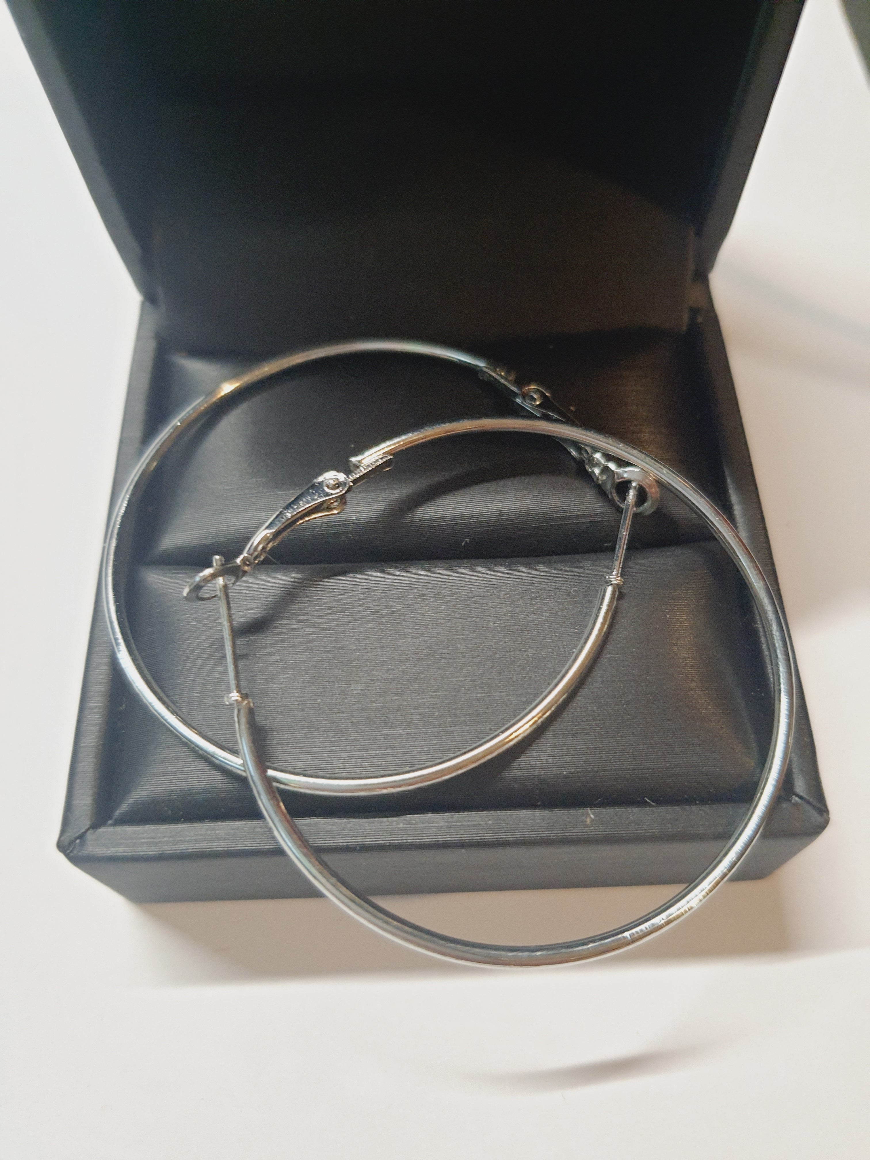 Srebrne kolczyki klasyczne kółka o średnicy 4,5 cm, stal chirurgiczna, stal nierdzewna, wodoodporne, hipoalergiczne, jakość premium, RougeBizu.