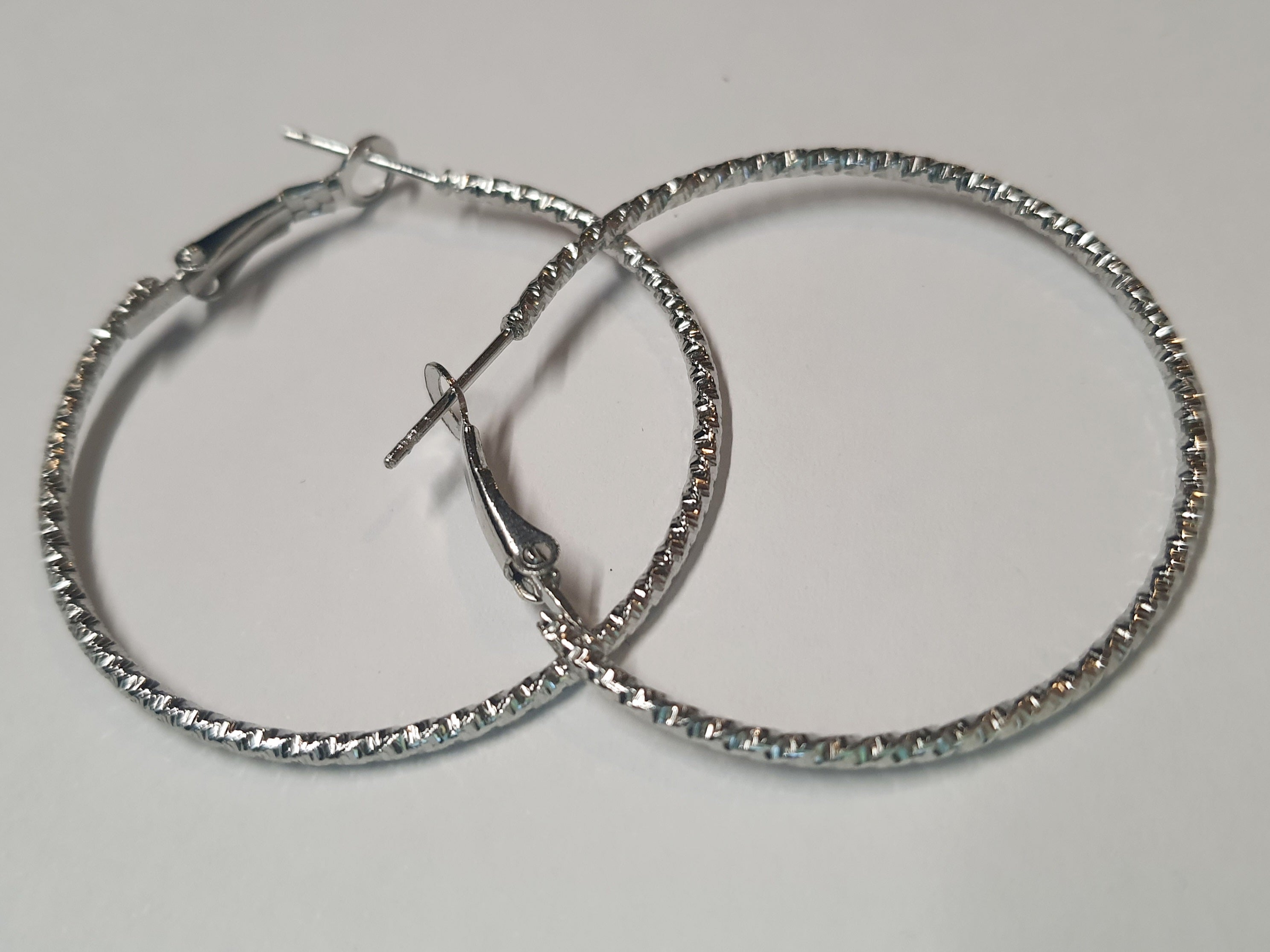 Srebrne kolczyki klasyczne fakturowane kółka o średnicy 4 cm, stal chirurgiczna, stal nierdzewna, wodoodporne, hipoalergiczne, jakość premium, RougeBizu.