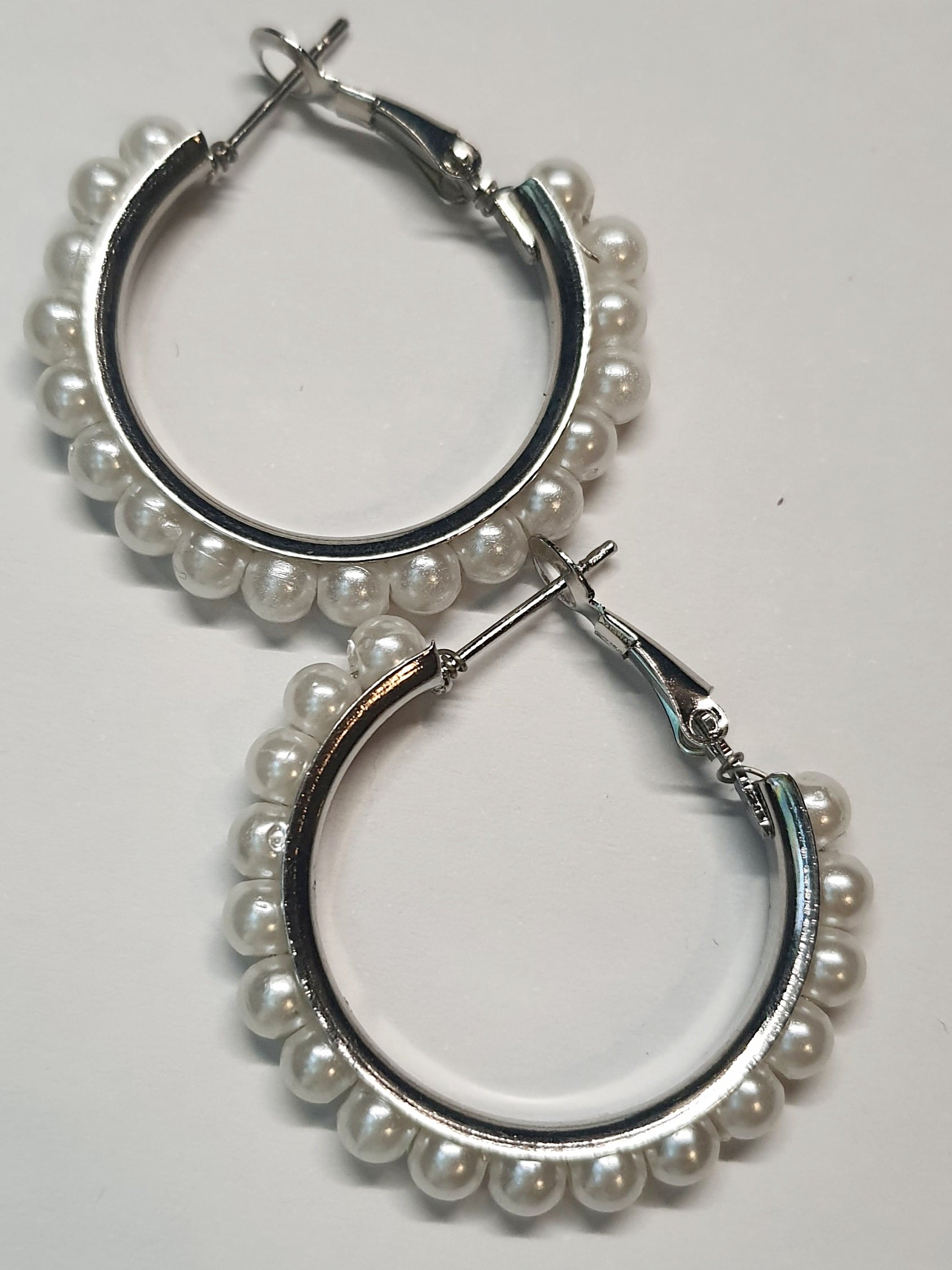 Srebrne kolczyki kółka z perłami, średnica 3 cm, stal chirurgiczna, stal nierdzewna, wodoodporne, hipoalergiczne, jakość premium, elegancki styl, RougeBizu.