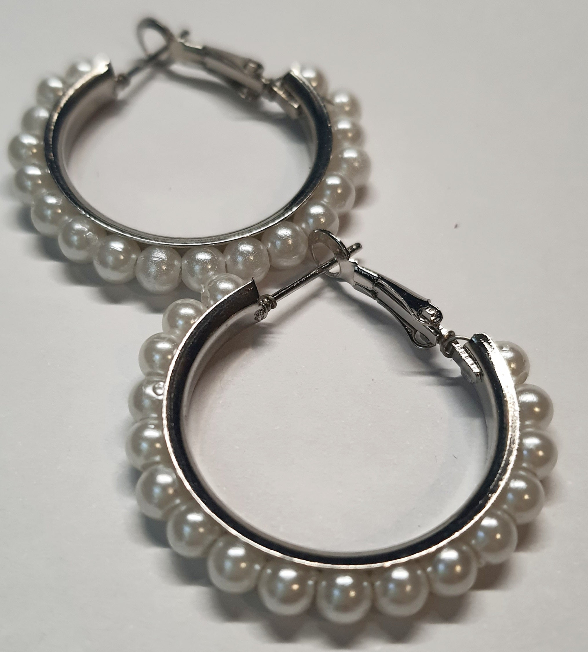 Srebrne kolczyki kółka z perłami, średnica 3 cm, stal chirurgiczna, stal nierdzewna, wodoodporne, hipoalergiczne, jakość premium, elegancki styl, RougeBizu.