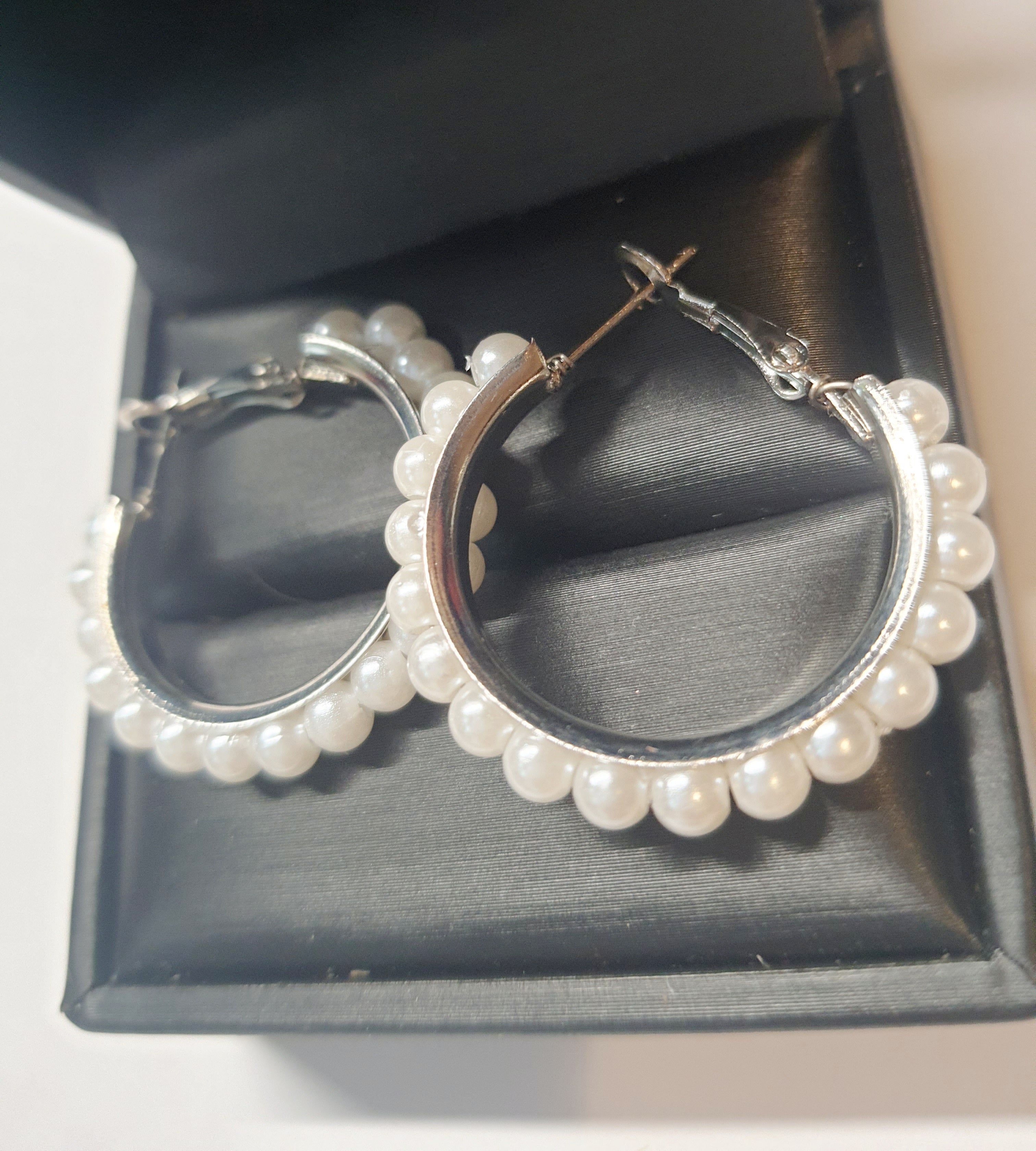 Srebrne kolczyki kółka z perłami, średnica 3 cm, stal chirurgiczna, stal nierdzewna, wodoodporne, hipoalergiczne, jakość premium, elegancki styl, RougeBizu.