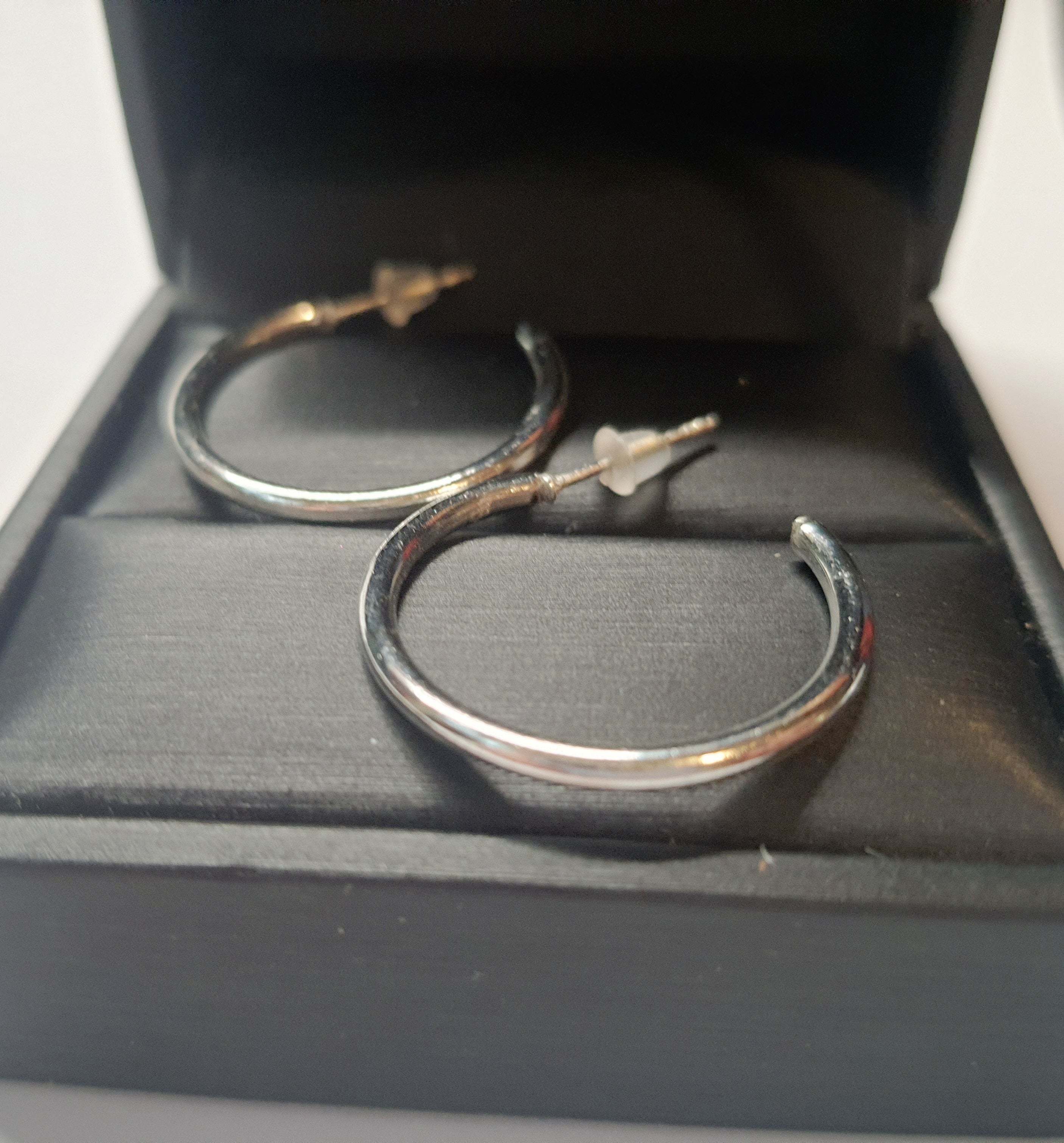 Srebrne kolczyki delikatne kółka na wkrętki, średnica 2,5 cm, stal chirurgiczna, stal nierdzewna, wodoodporne, hipoalergiczne, jakość premium, RougeBizu.