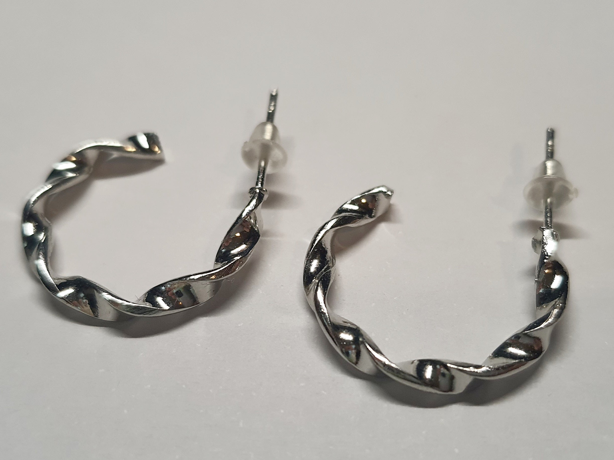 Srebrne delikatne kolczyki skręcane kółka na wkrętki, średnica 2 cm, stal chirurgiczna, stal nierdzewna, wodoodporne, hipoalergiczne, jakość premium, RougeBizu.