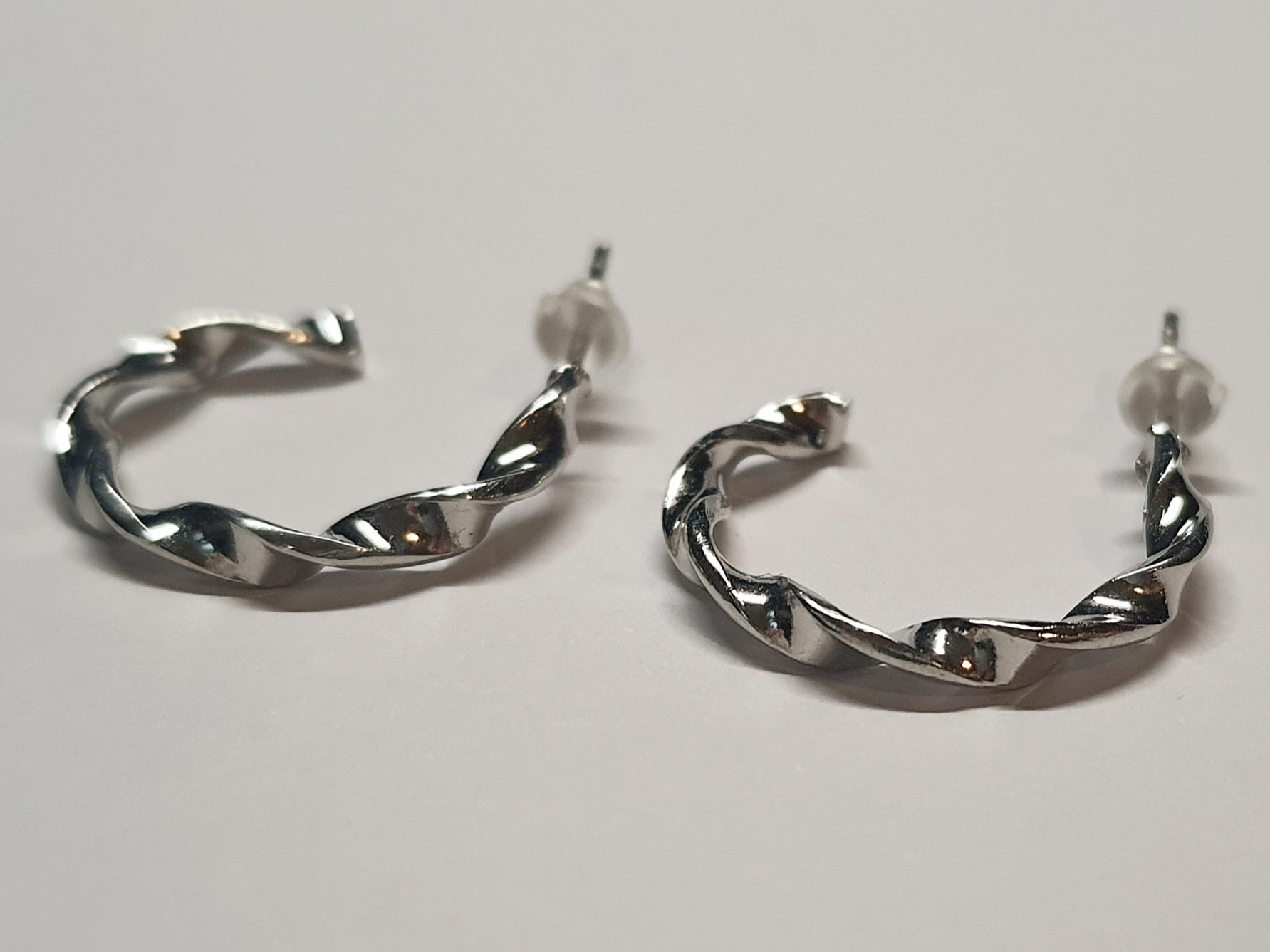 Srebrne delikatne kolczyki skręcane kółka na wkrętki, średnica 2 cm, stal chirurgiczna, stal nierdzewna, wodoodporne, hipoalergiczne, jakość premium, RougeBizu.