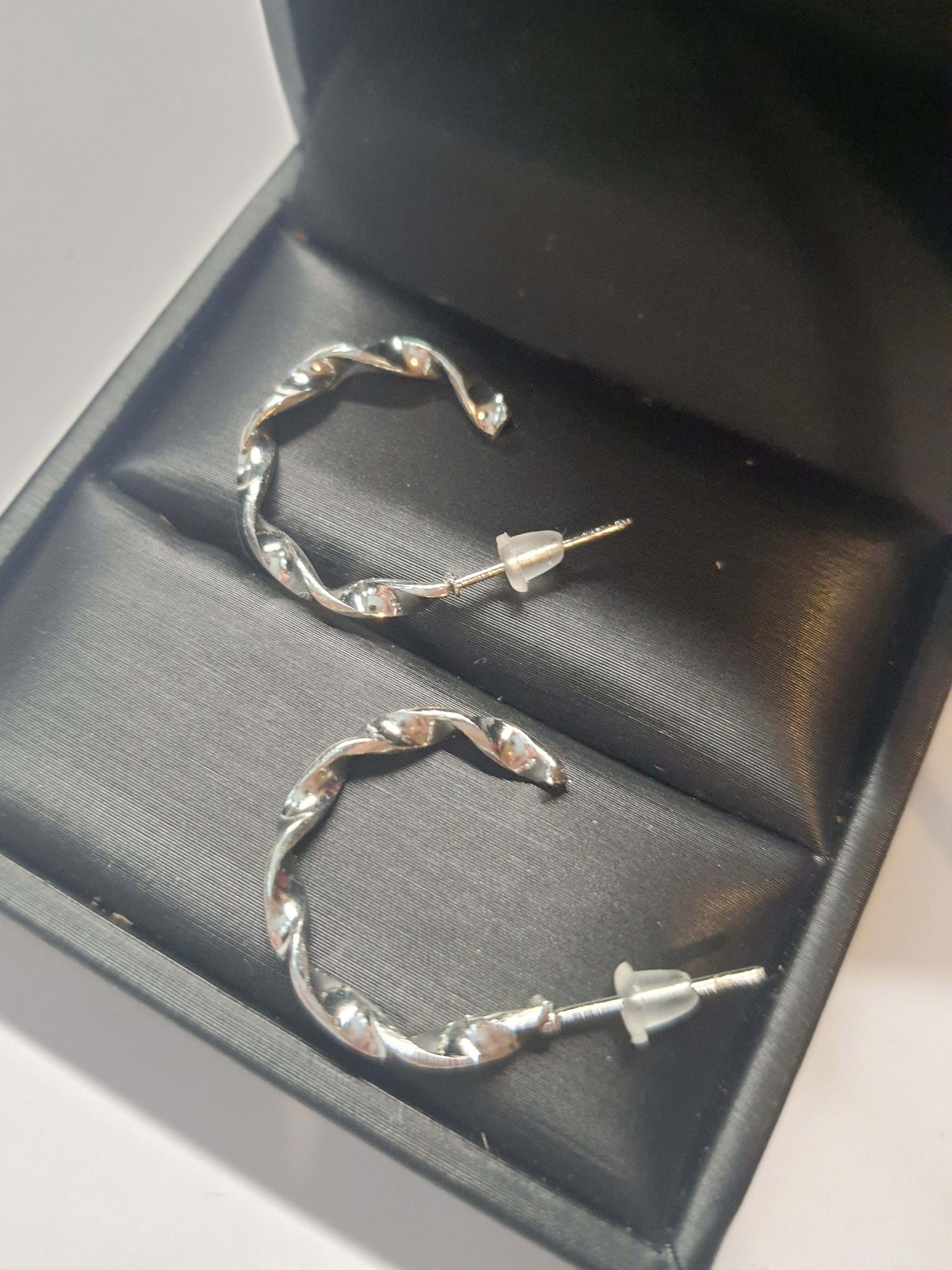 Srebrne delikatne kolczyki skręcane kółka na wkrętki, średnica 2 cm, stal chirurgiczna, stal nierdzewna, wodoodporne, hipoalergiczne, jakość premium, RougeBizu.