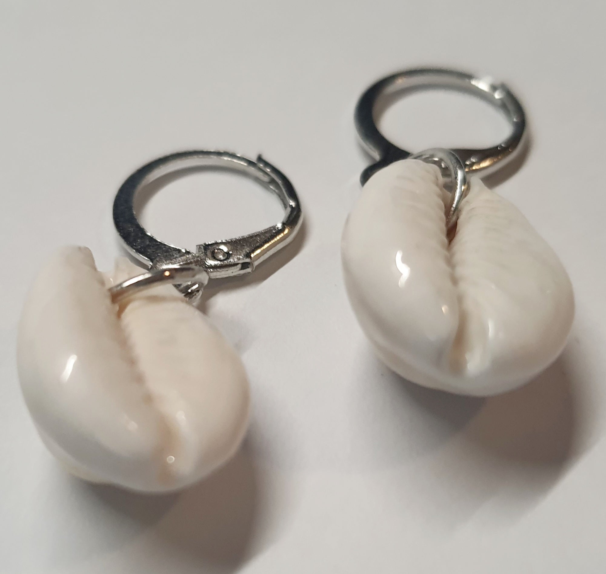 Srebrne kolczyki kółka z zawieszką w kształcie muszelki, długość 3,5 cm, stal chirurgiczna, stal nierdzewna, wodoodporne, hipoalergiczne, jakość premium, RougeBizu.