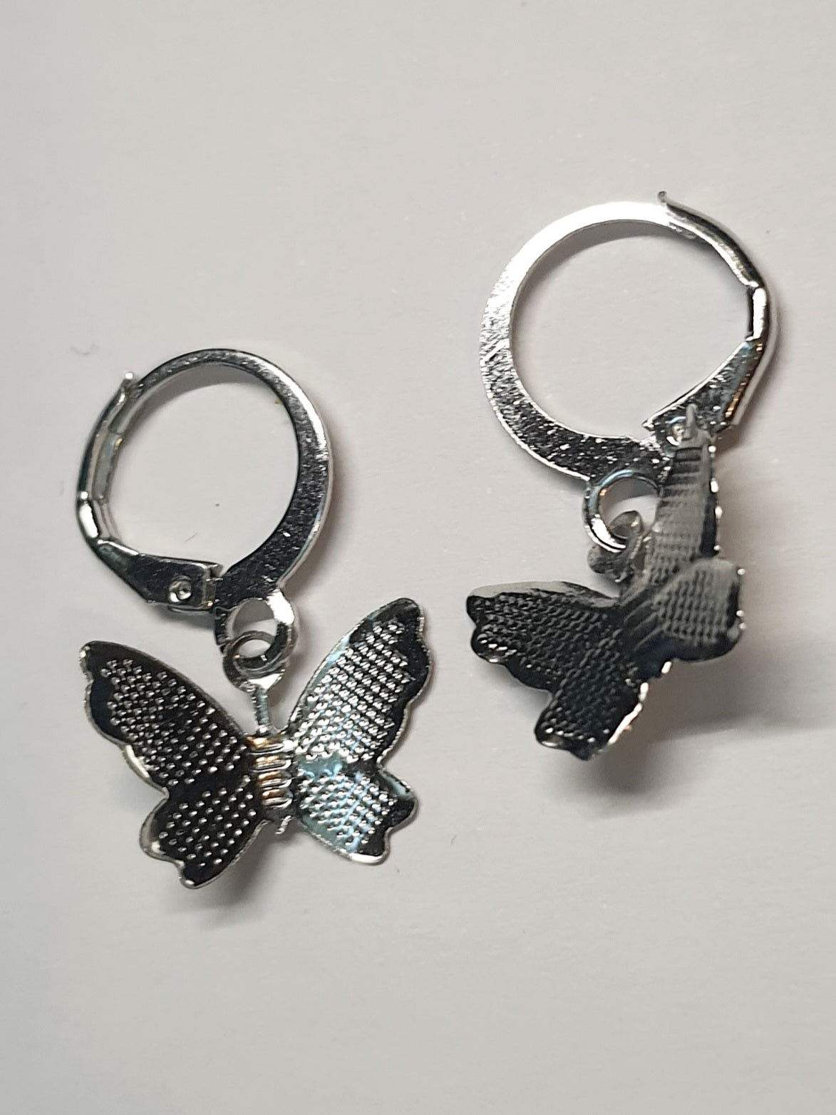 Srebrne kolczyki delikatne kółka z zawieszką w kształcie motylka, długość 2,5 cm, stal chirurgiczna, stal nierdzewna, wodoodporne, hipoalergiczne, jakość premium, RougeBizu.