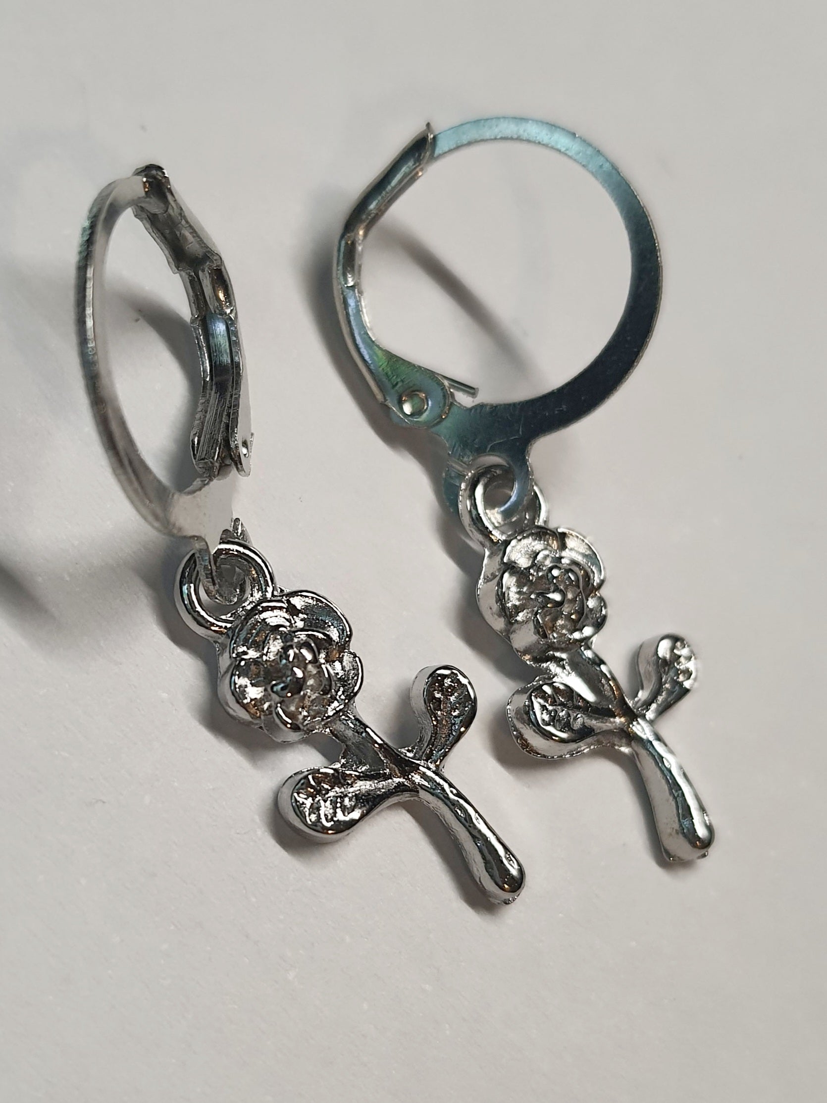 Srebrne kolczyki delikatne kółka z zawieszką w kształcie różyczki, długość 3 cm, stal chirurgiczna, stal nierdzewna, wodoodporne, hipoalergiczne, jakość premium, RougeBizu.