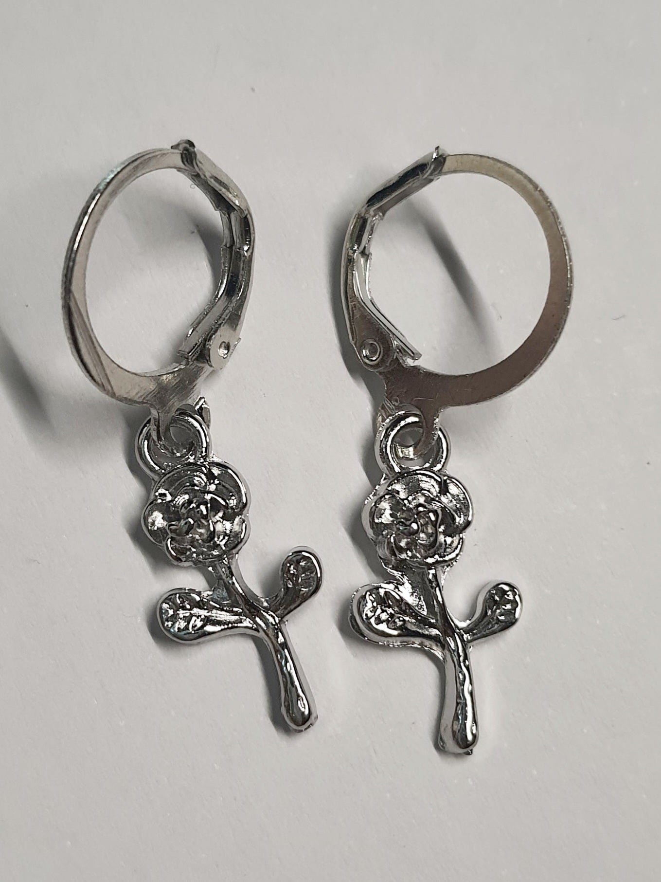 Srebrne kolczyki delikatne kółka z zawieszką w kształcie różyczki, długość 3 cm, stal chirurgiczna, stal nierdzewna, wodoodporne, hipoalergiczne, jakość premium, RougeBizu.