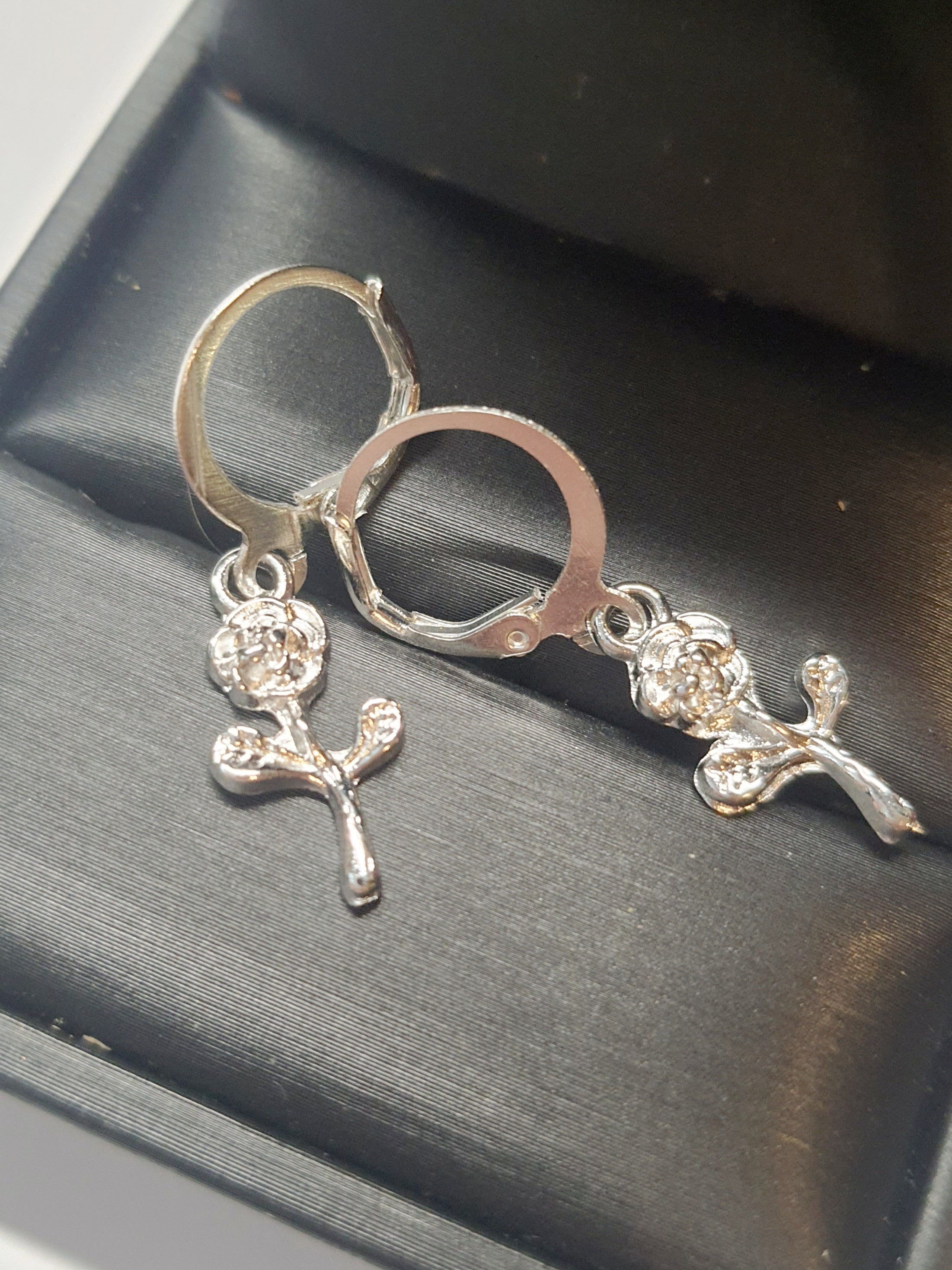 Srebrne kolczyki delikatne kółka z zawieszką w kształcie różyczki, długość 3 cm, stal chirurgiczna, stal nierdzewna, wodoodporne, hipoalergiczne, jakość premium, RougeBizu.